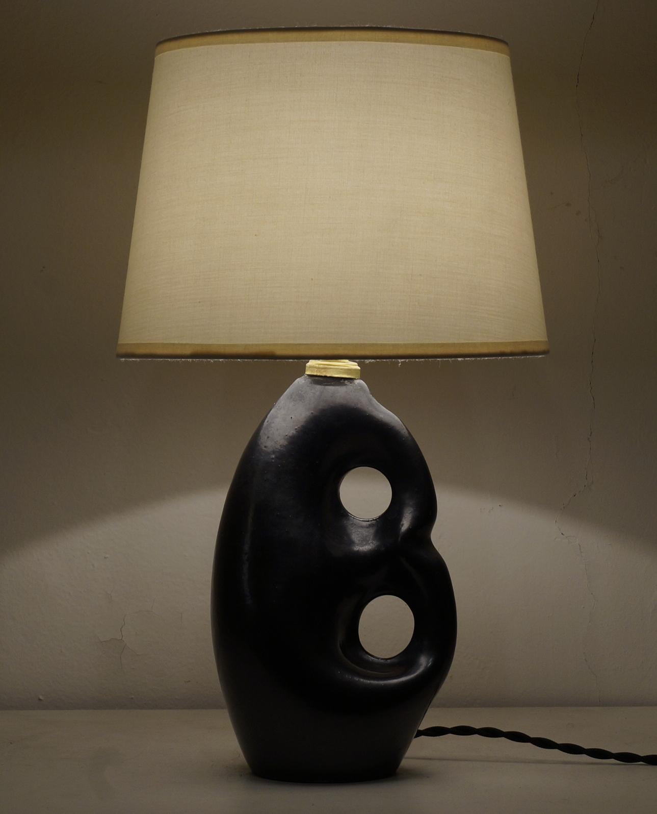 Black satin ceramic table lamp, custom made fabric lampshade, rewired with twisted silk cord.

Measure: Ceramic body height 21 cm, 8.3 in.
Height with lampshade 38 cm, 15 in.

  