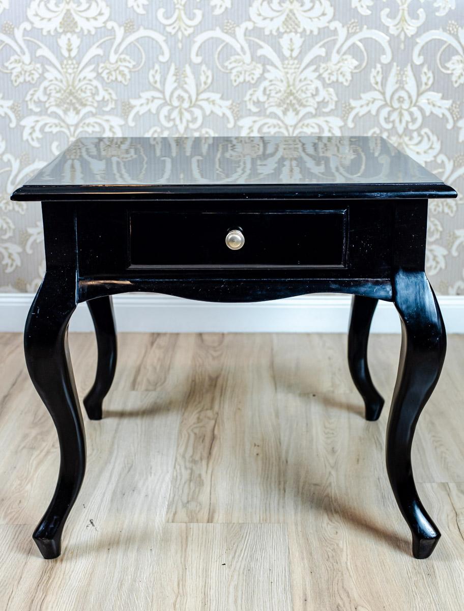 We present you a low side table with a square top. All is placed on bent legs.
There is a small drawer under the top.
This piece of furniture is from the early 20th century.

The table has undergone renovation and been finished in French polish.