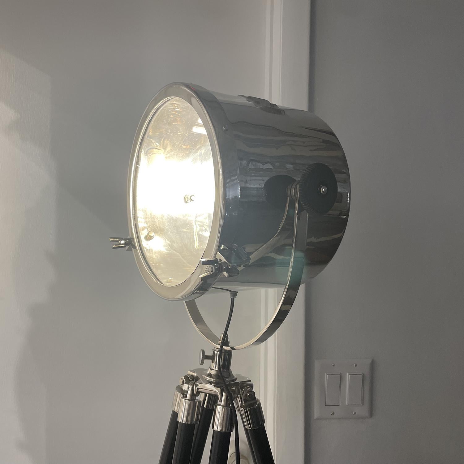 20th Century Black-Silver French Walnut Spotlight - Cinema Floor Studio Lamp For Sale 7