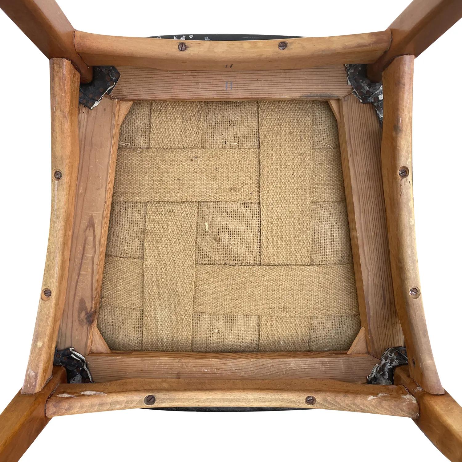 20e siècle Ensemble suédois noir de six chaises de salle à manger en bois de poirier d'époque en vente 6