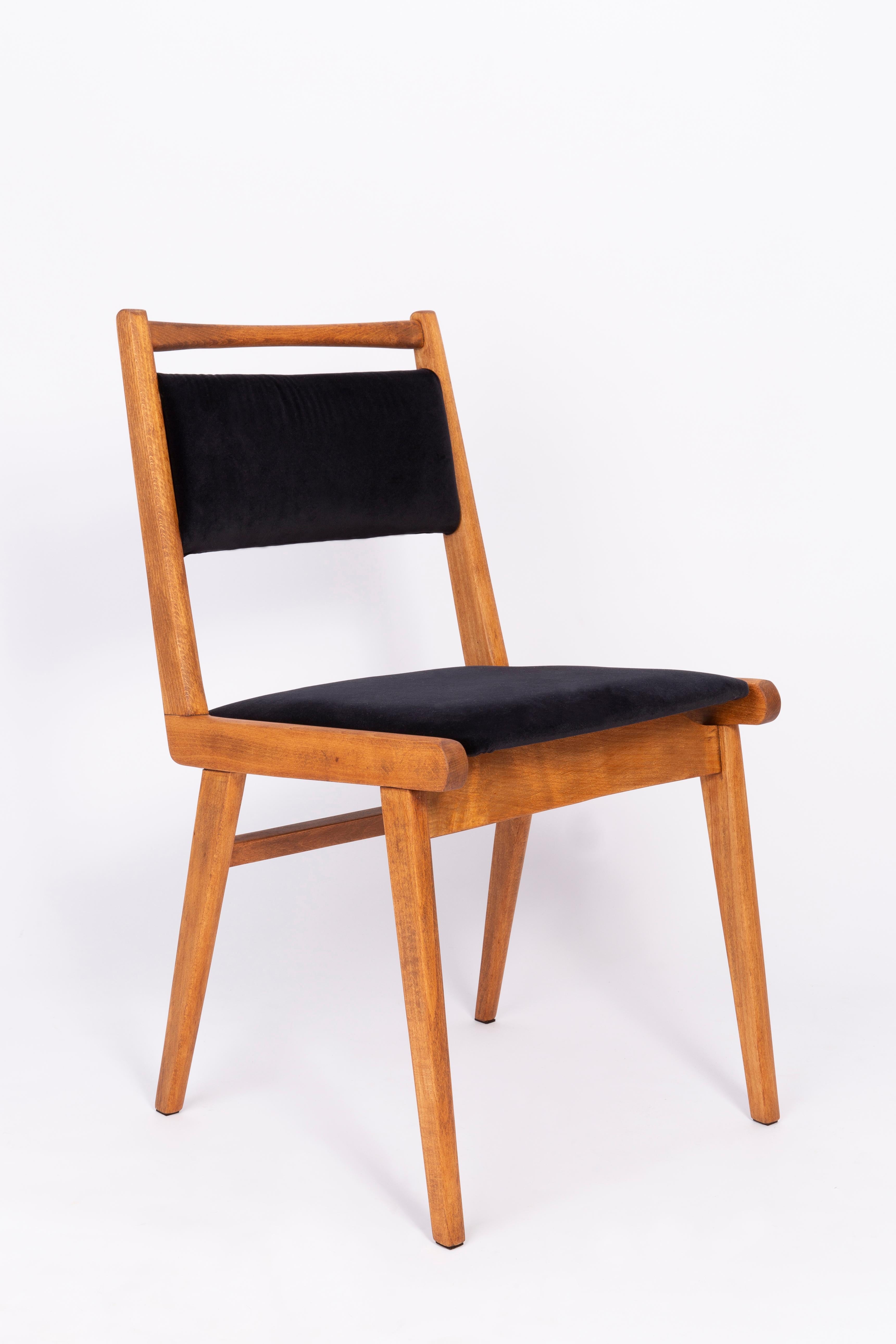 Stuhl entworfen von Prof. Rajmund Halas. Es handelt sich um ein Modell vom Typ JAR. Hergestellt aus Buchenholz. Der Stuhl wurde komplett neu gepolstert, die Holzarbeiten wurden aufgefrischt. Sitz und Rückenlehne sind mit schwarzem, strapazierfähigem