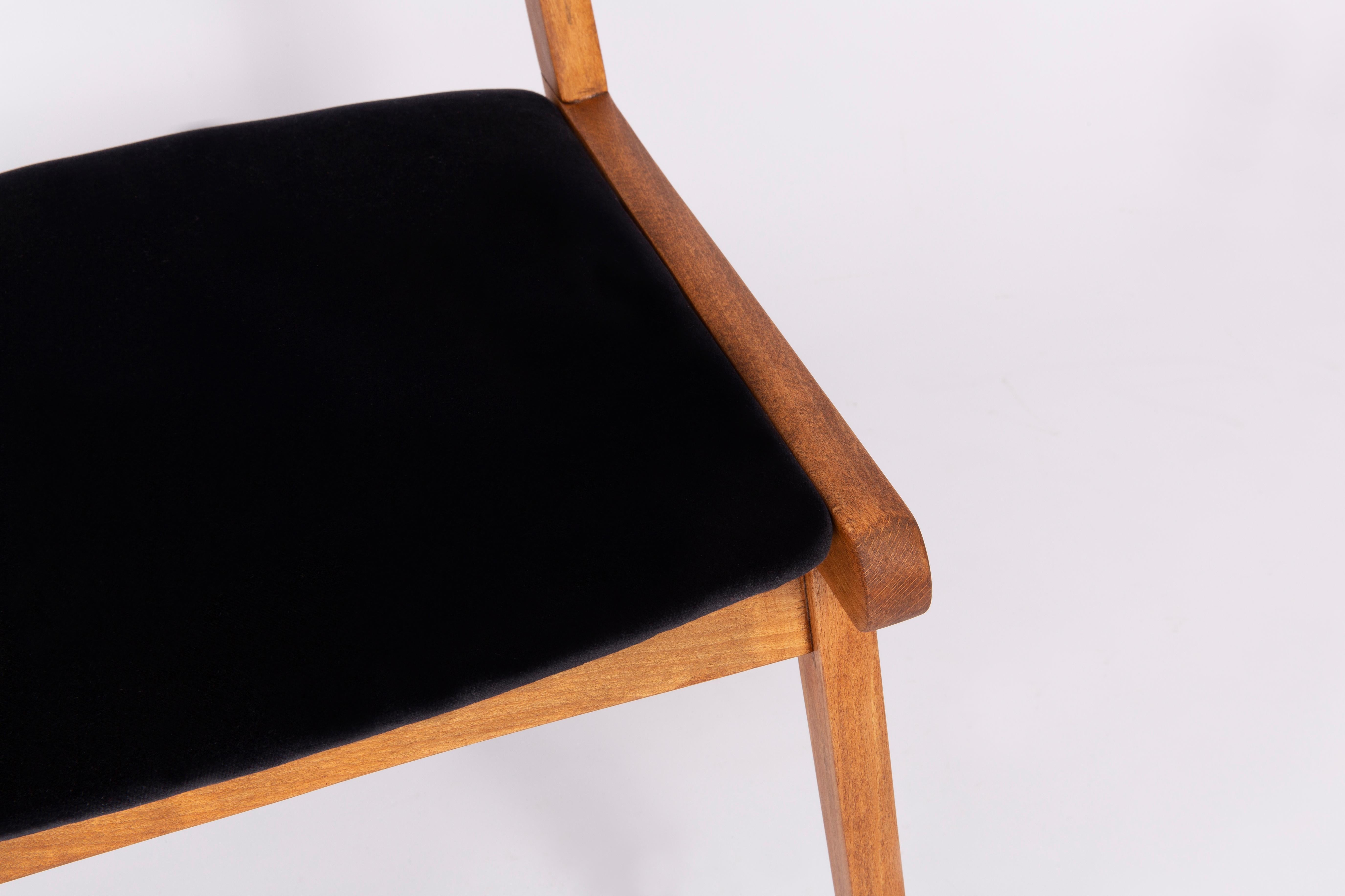 20th Century Black Velvet Chair, Poland, 1960s In Excellent Condition For Sale In 05-080 Hornowek, PL