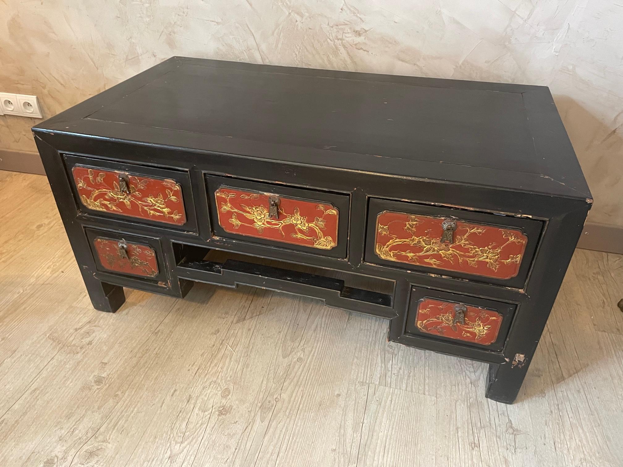 20th Century Blackened and Red Wood Chinese Coffee Table, 1920s In Good Condition In LEGNY, FR