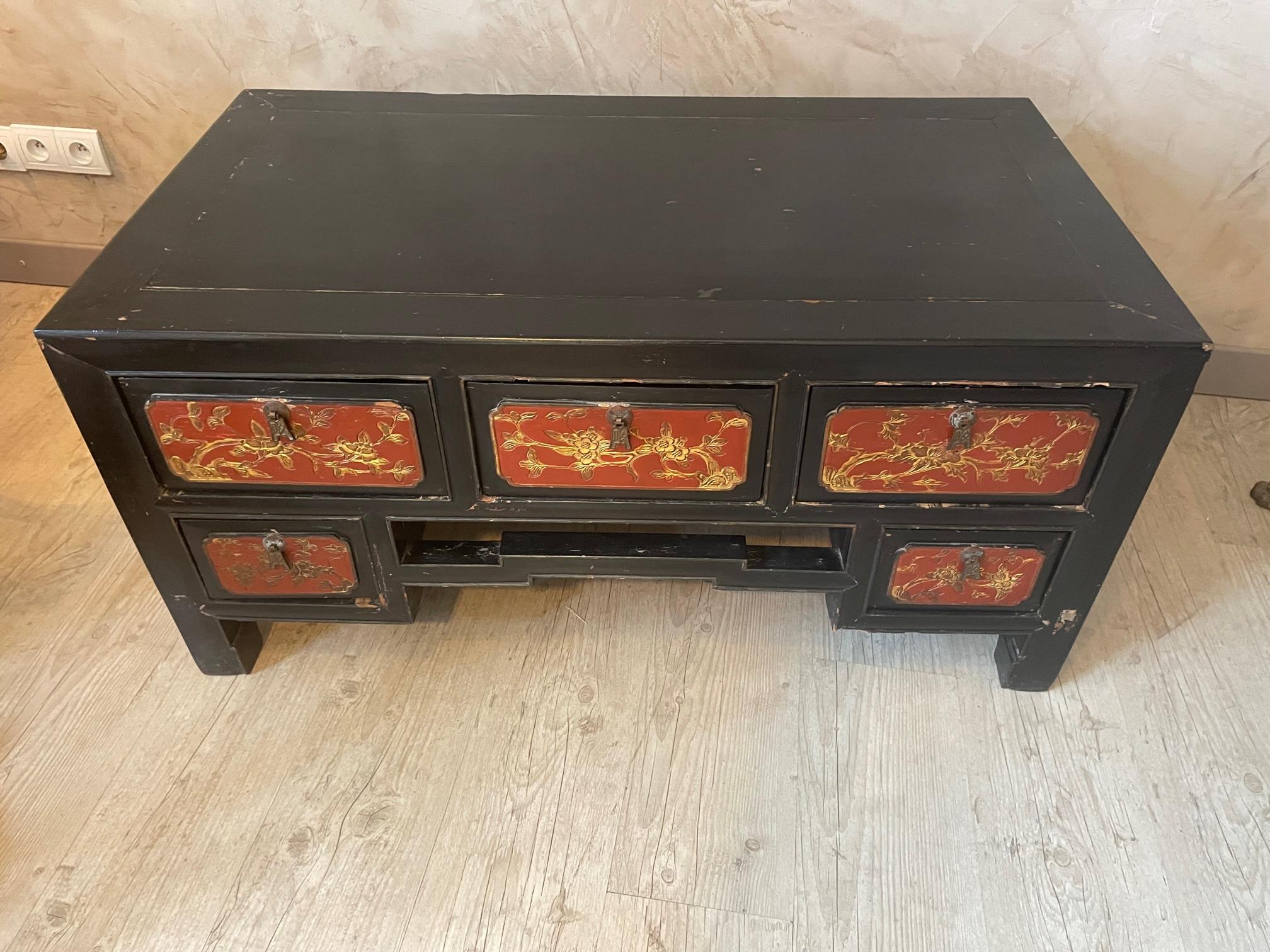 Early 20th Century 20th Century Blackened and Red Wood Chinese Coffee Table, 1920s