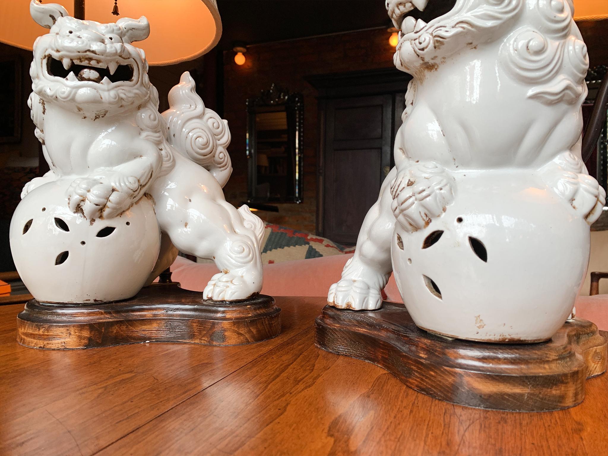 Paire de lampes de table en blanc de Chine avec chien Foo du 20ème siècle en vente 4