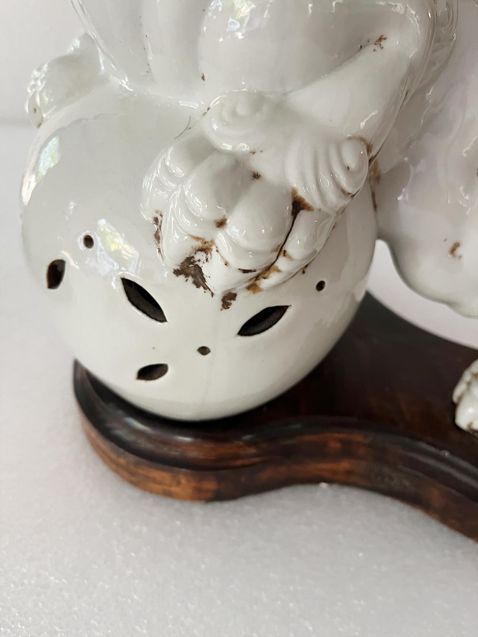 Paire de lampes de table en blanc de Chine avec chien Foo du 20ème siècle en vente 5
