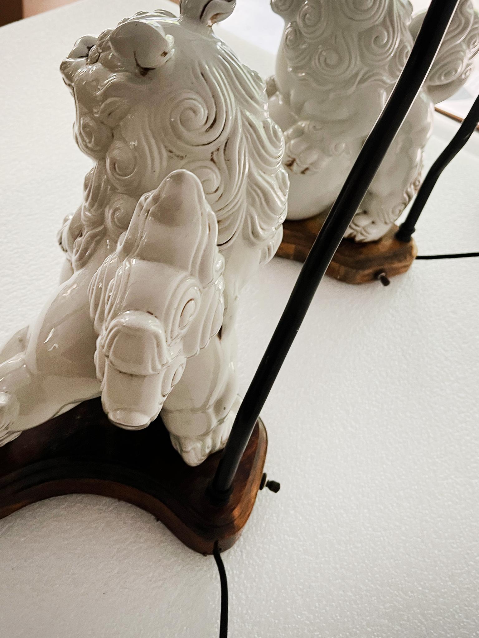 Paire de lampes de table en blanc de Chine avec chien Foo du 20ème siècle en vente 6