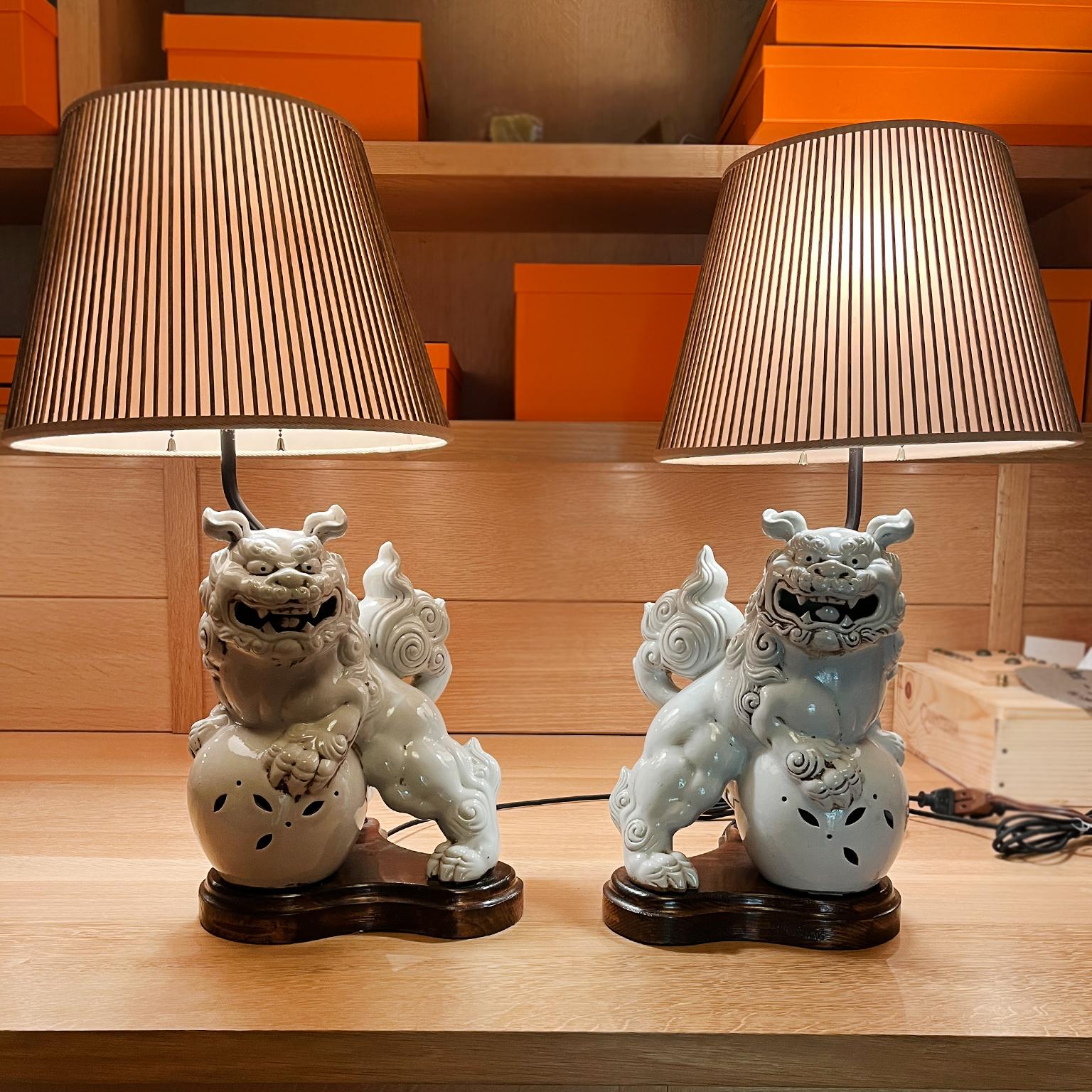 Paire de lampes de table en blanc de Chine avec chien Foo du 20ème siècle en vente 7