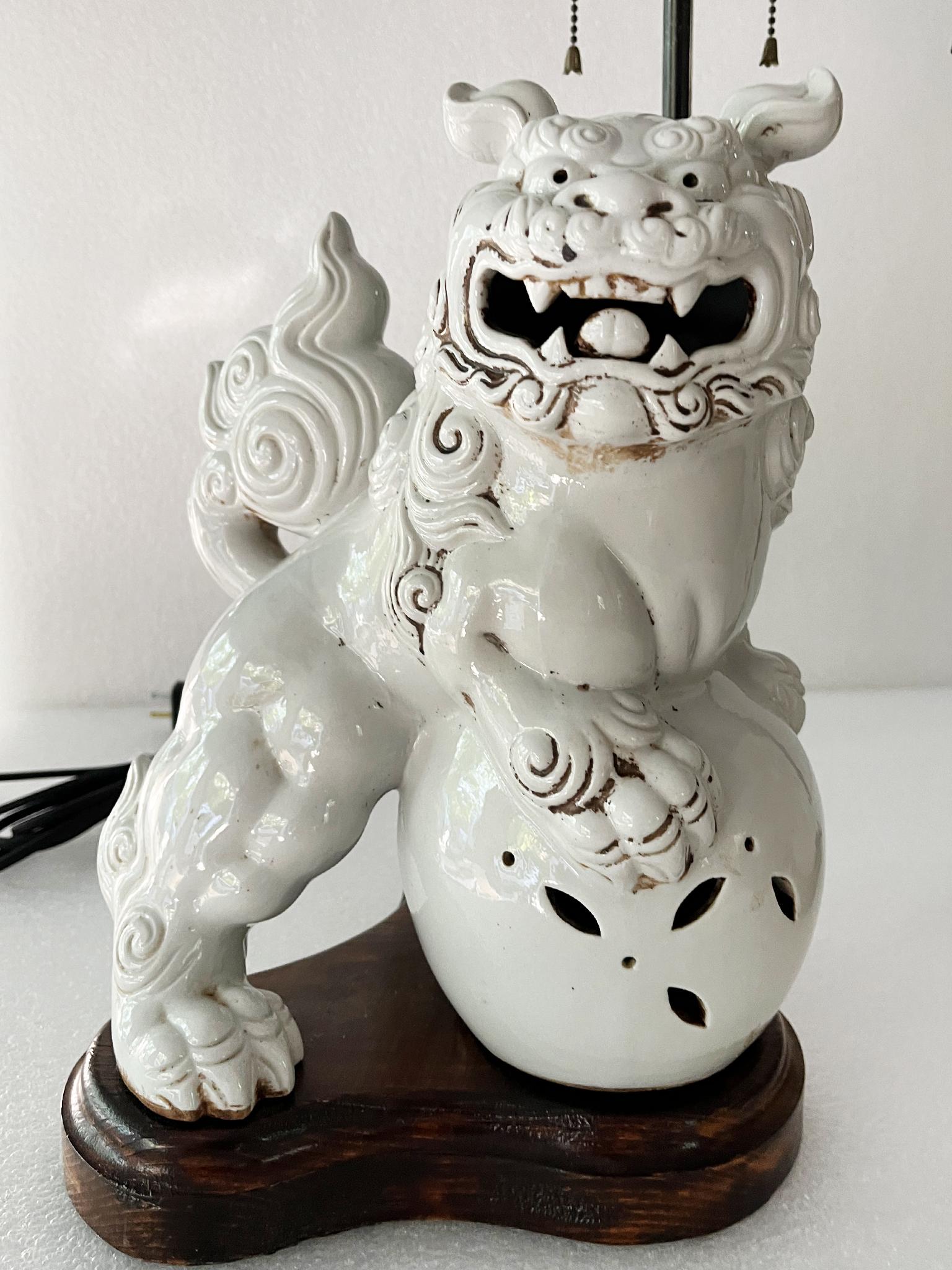 Chinois Paire de lampes de table en blanc de Chine avec chien Foo du 20ème siècle en vente