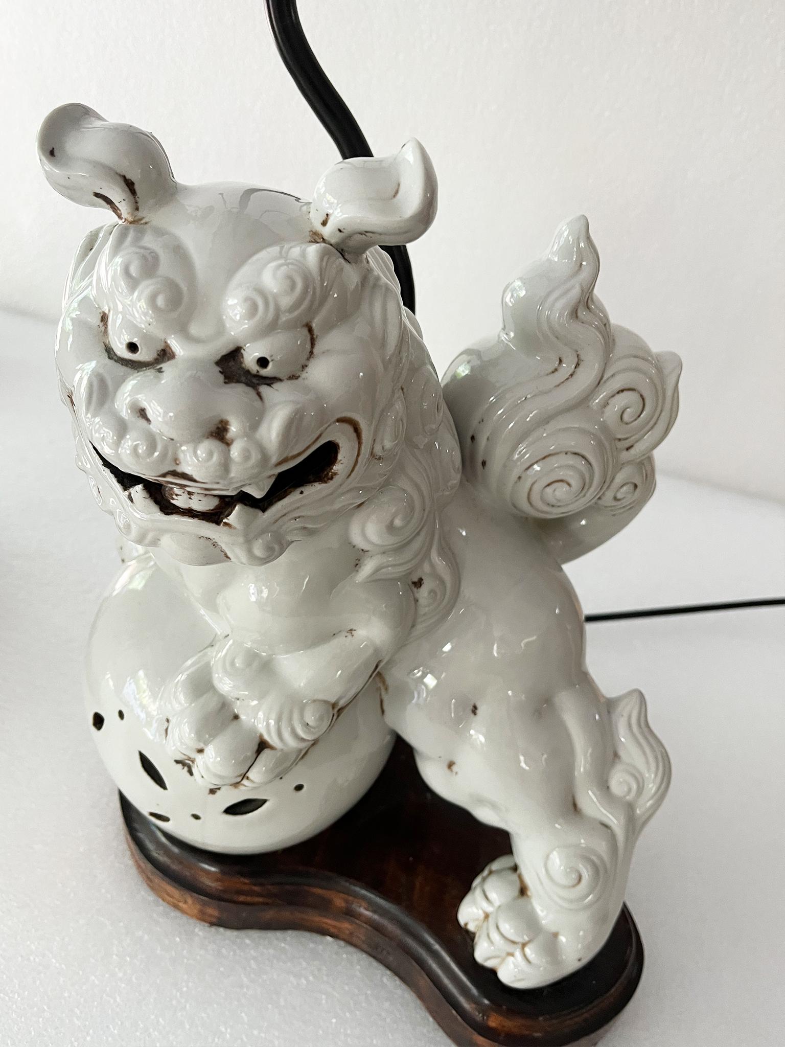 Paire de lampes de table en blanc de Chine avec chien Foo du 20ème siècle Bon état - En vente à New York, NY