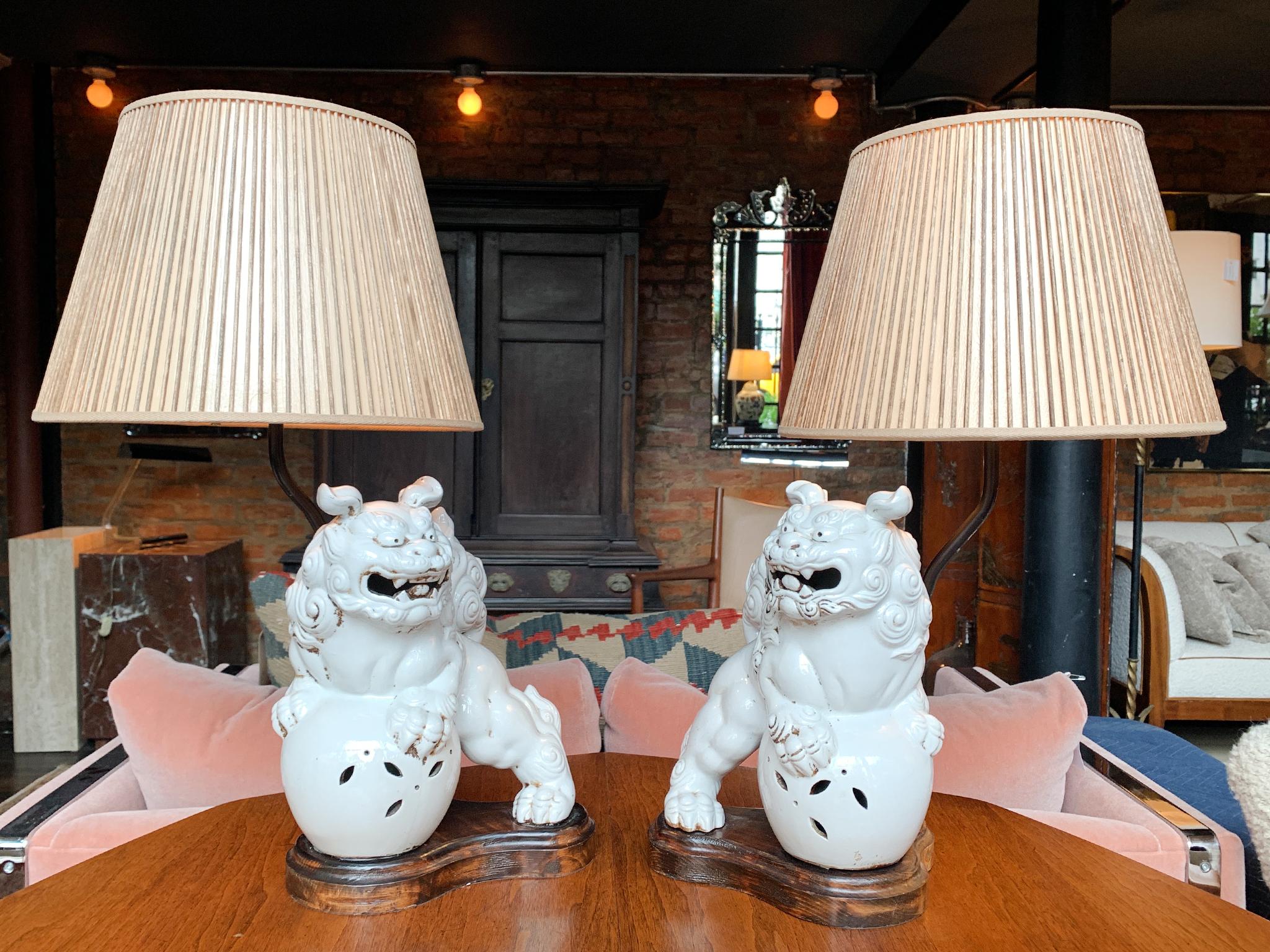 20ième siècle Paire de lampes de table en blanc de Chine avec chien Foo du 20ème siècle en vente