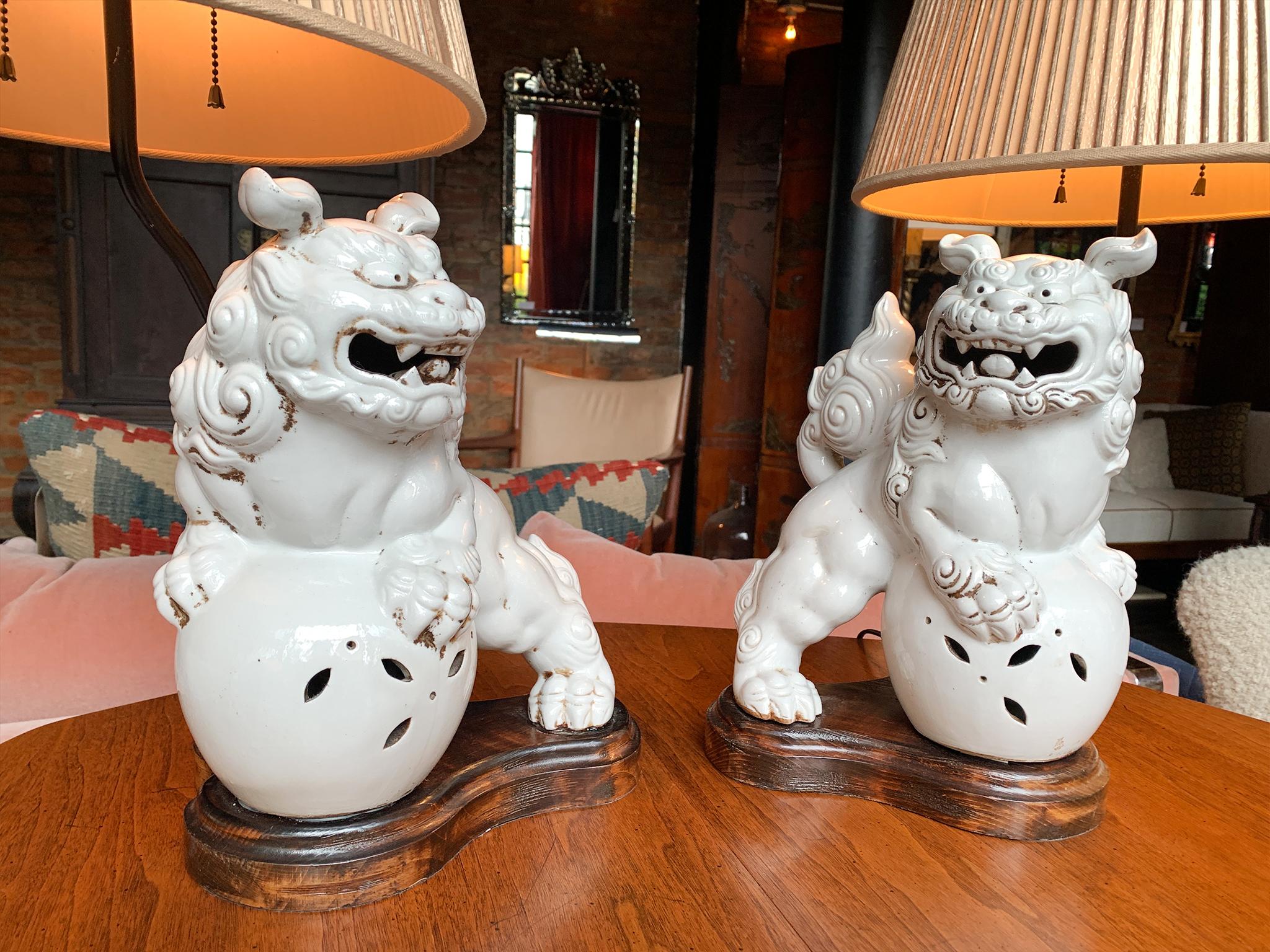 Porcelaine Paire de lampes de table en blanc de Chine avec chien Foo du 20ème siècle en vente