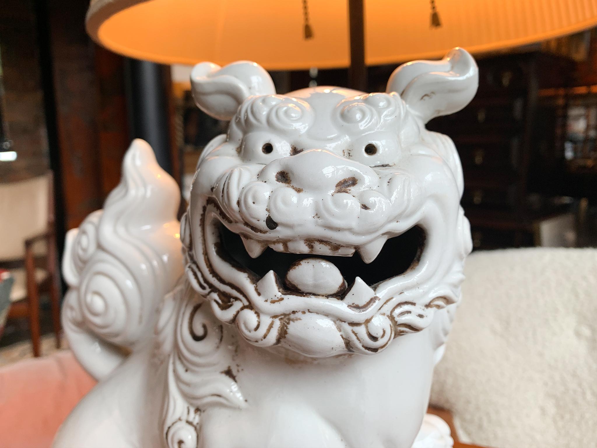 Paire de lampes de table en blanc de Chine avec chien Foo du 20ème siècle en vente 1