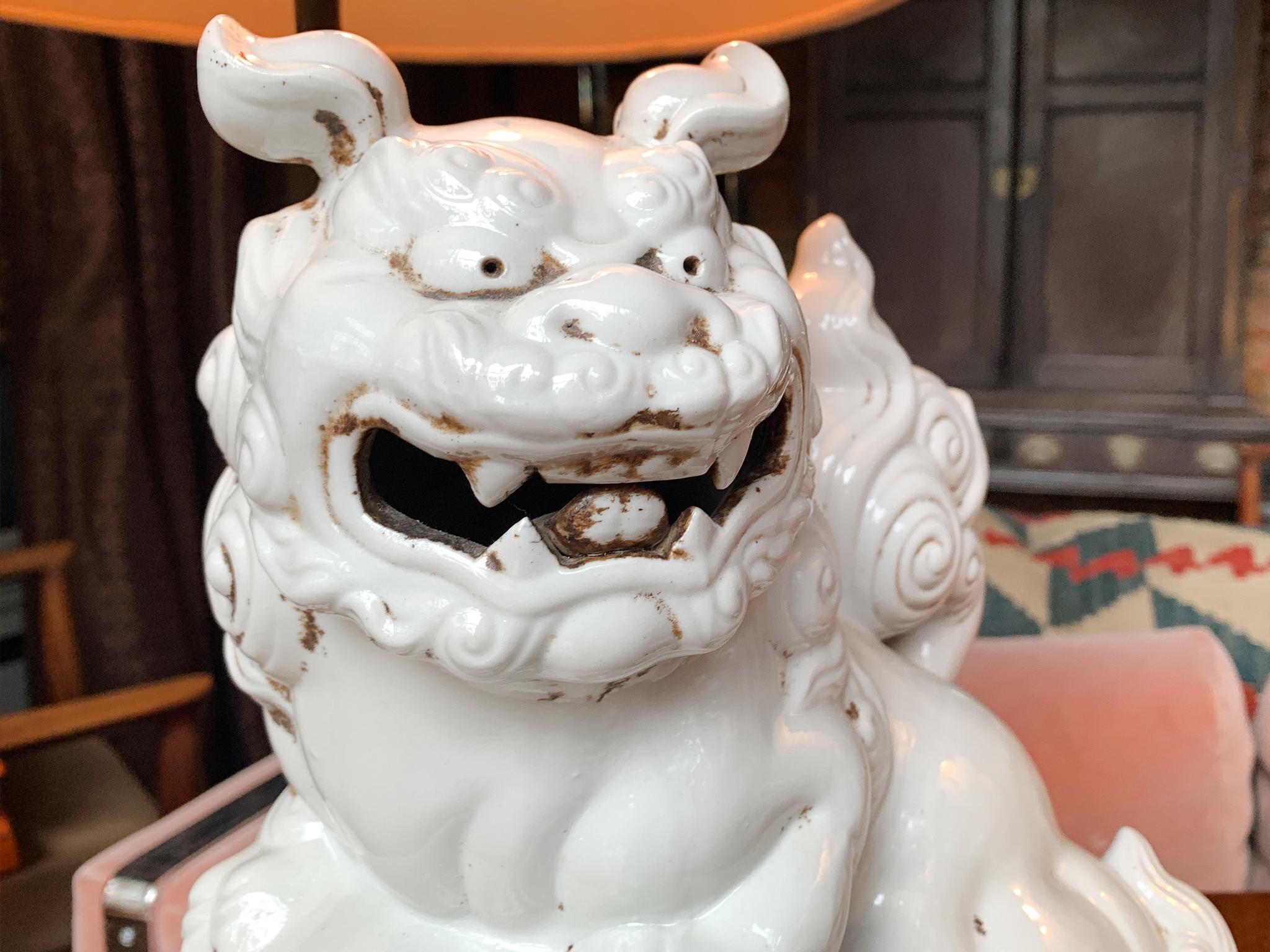 Paire de lampes de table en blanc de Chine avec chien Foo du 20ème siècle en vente 2