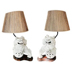 Paire de lampes de table en blanc de Chine avec chien Foo du 20ème siècle