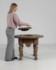 Mesa-brasero de madera blanqueada del siglo XX, una pieza única
