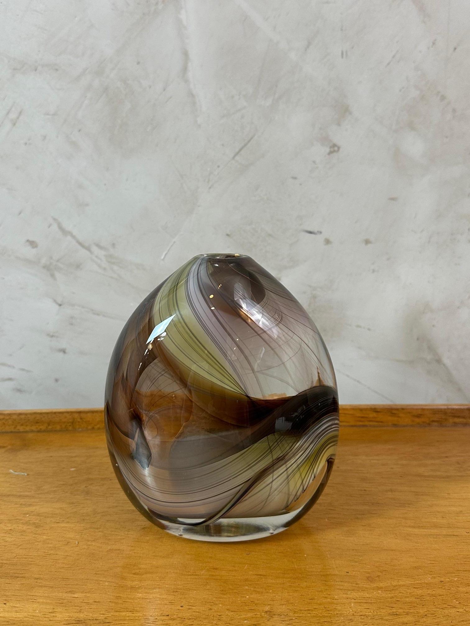 Bellissimo vaso in vetro soffiato firmato dal famoso maestro vetraio Jean Claude Novaro (1943-2015).
Sfumature graduali di rosa, nero e giallo.
Jean Claude Novaro ha inventato l'inclusione di oro, argento e bronzo nel vetro, nonché il vetro