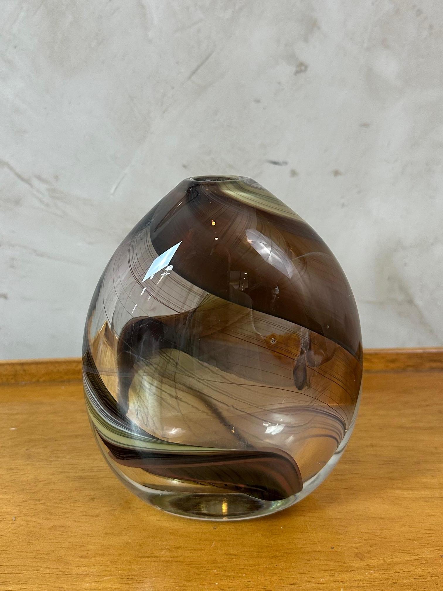 Vetro soffiato Vaso in vetro soffiato del XX secolo firmato Jean Claude Novaro in vendita