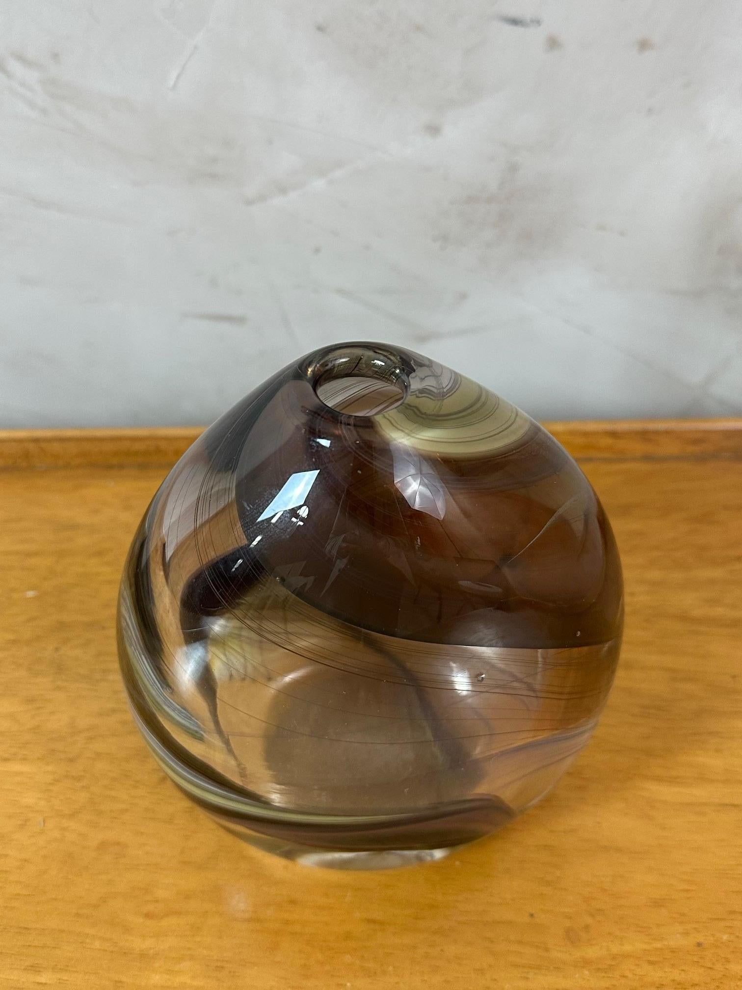 Vaso in vetro soffiato del XX secolo firmato Jean Claude Novaro in vendita 1
