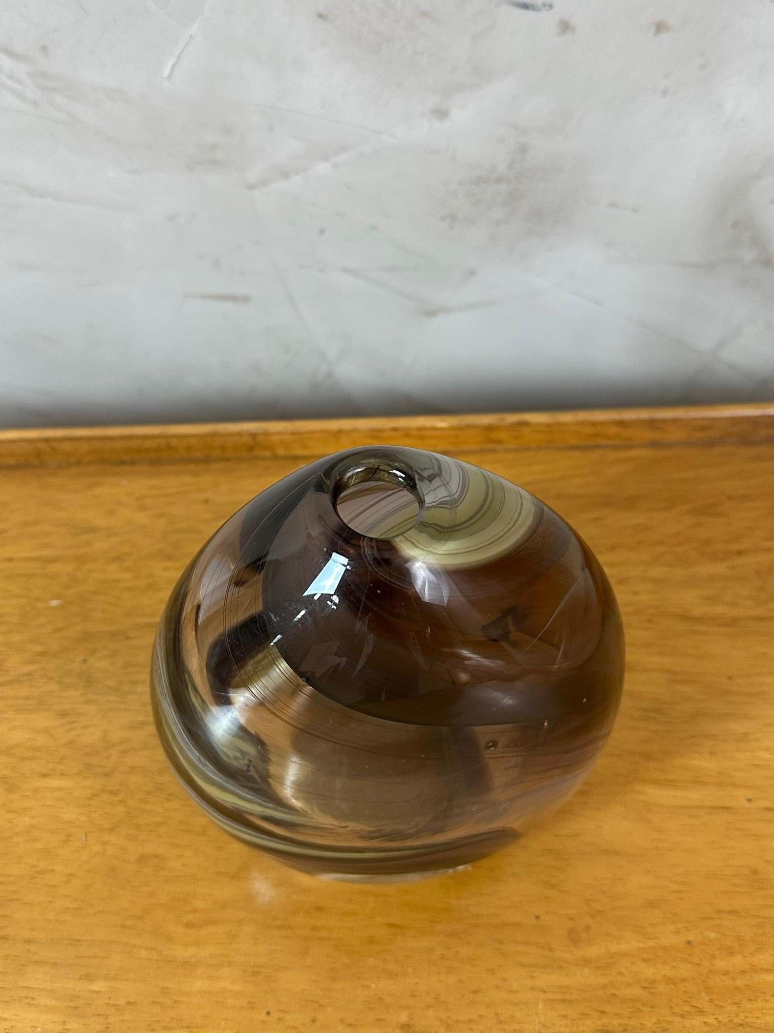 Vaso in vetro soffiato del XX secolo firmato Jean Claude Novaro in vendita 2