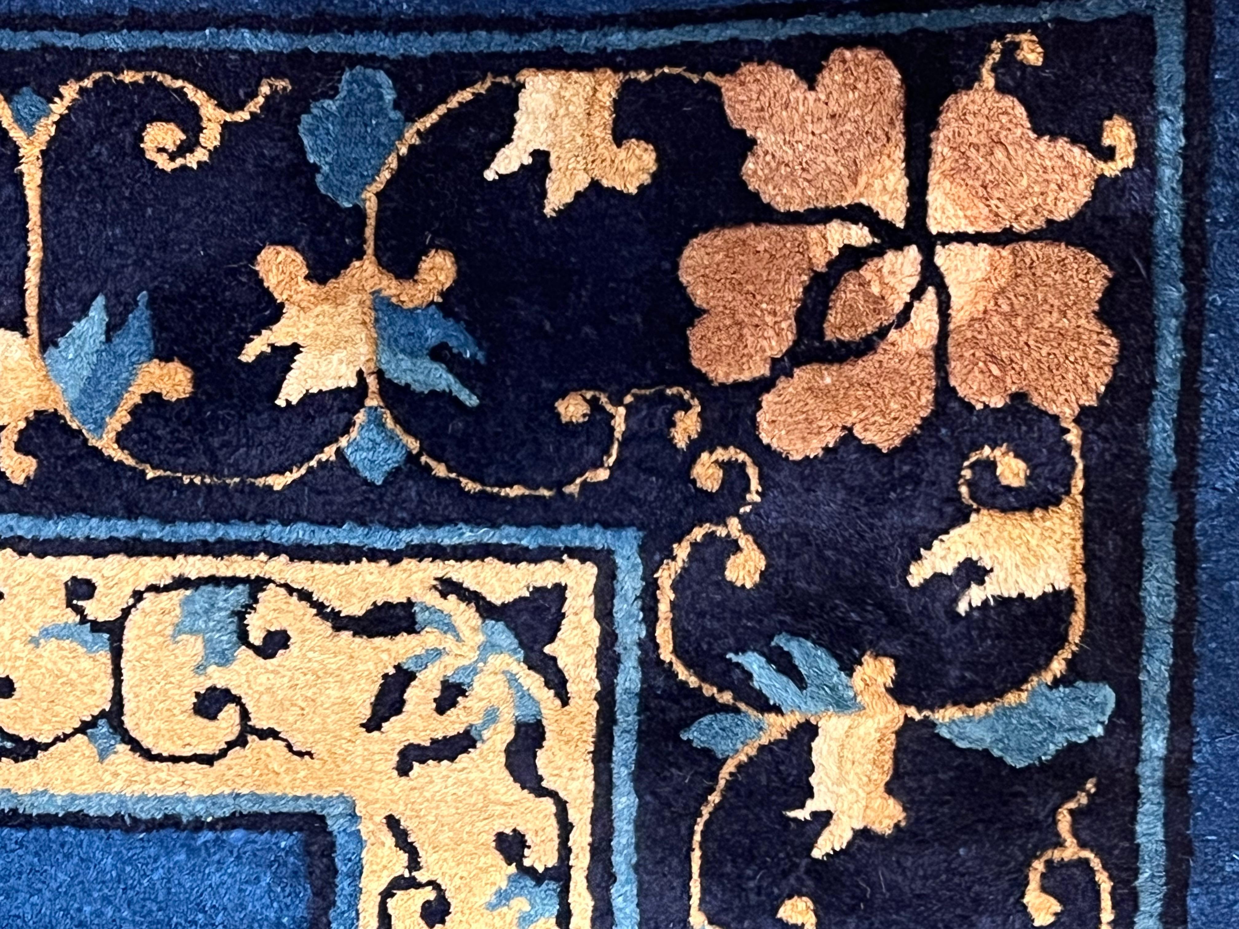 Tapis chinois pékinois du 20ème siècle en laine bleu avec bordure de fleurs, années 1920 en vente 8