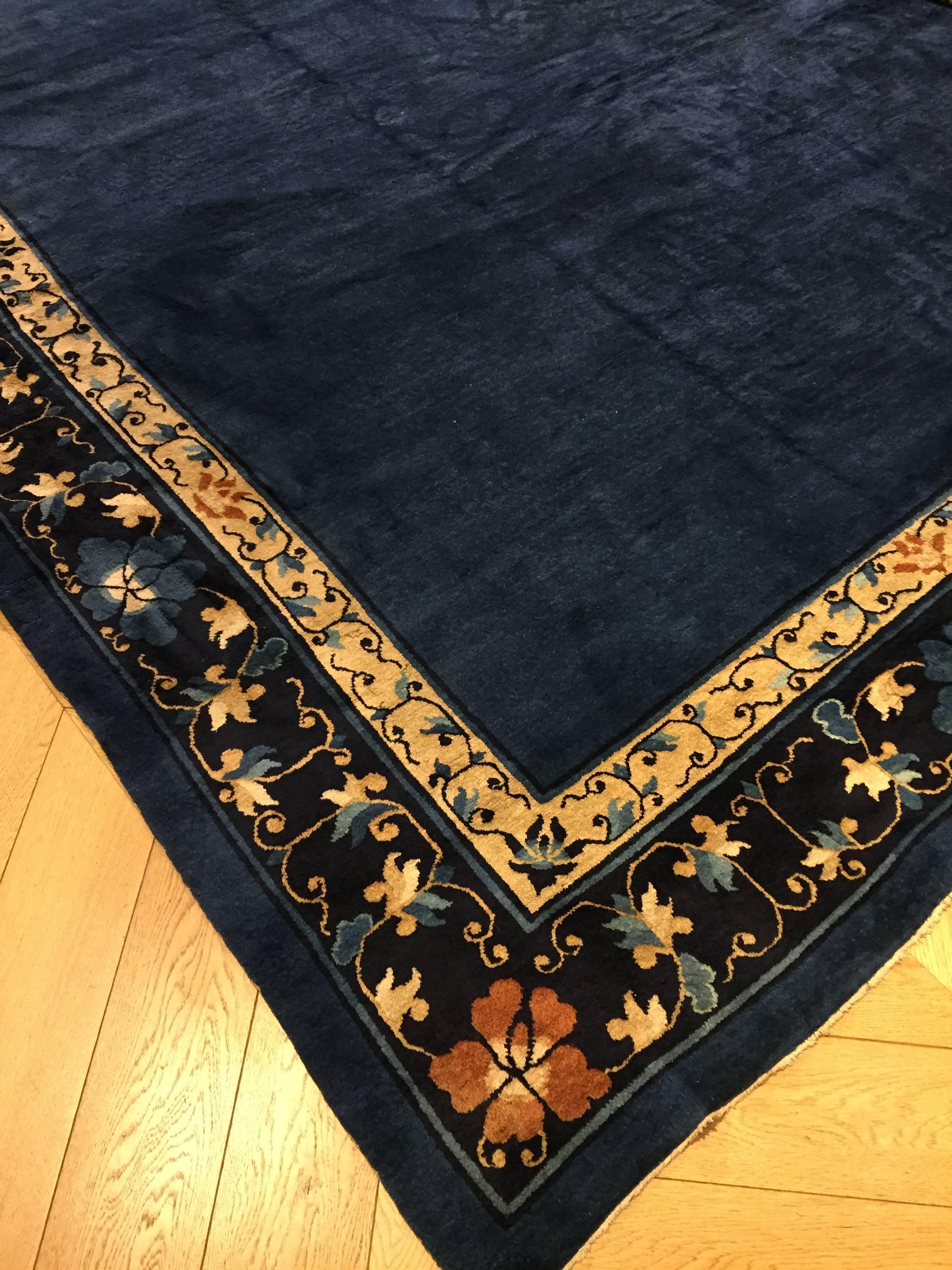 Chinoiseries Tapis chinois pékinois du 20ème siècle en laine bleu avec bordure de fleurs, années 1920 en vente