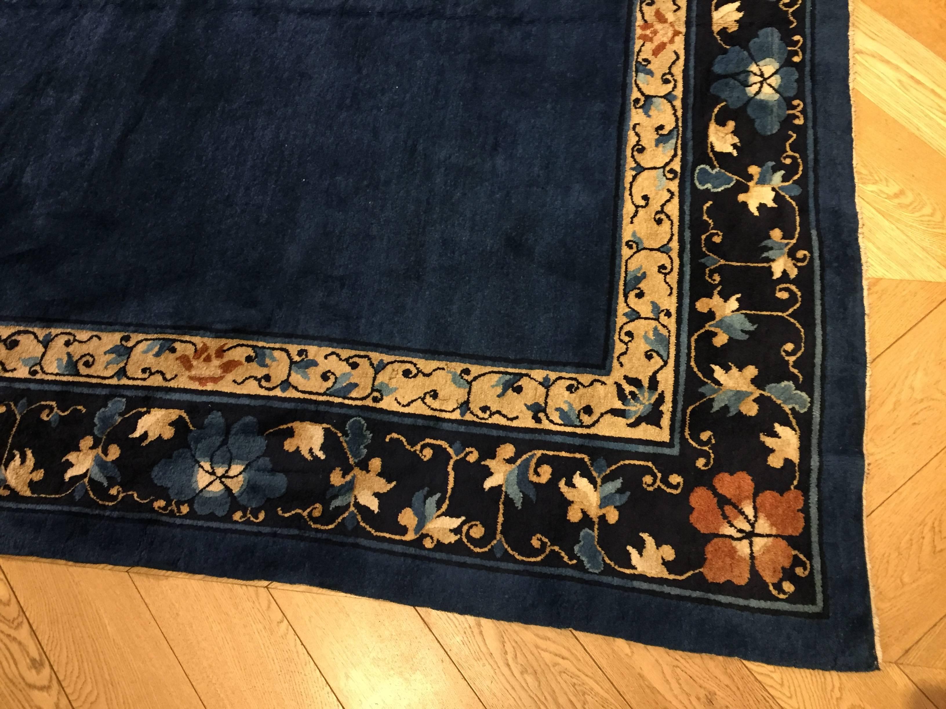 Chinois Tapis chinois pékinois du 20ème siècle en laine bleu avec bordure de fleurs, années 1920 en vente