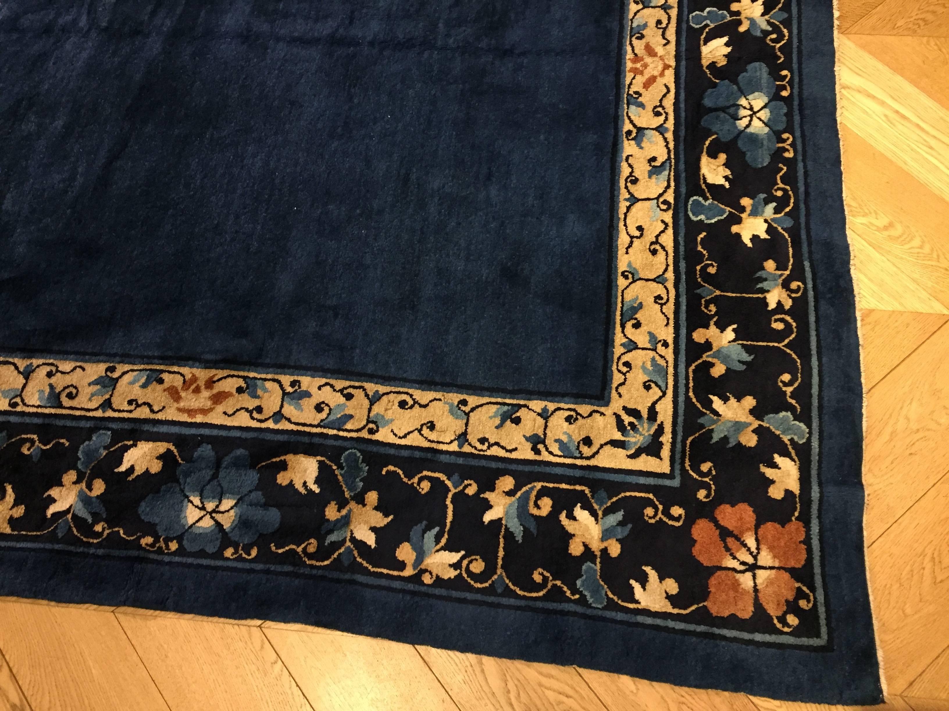 Tapis chinois pékinois du 20ème siècle en laine bleu avec bordure de fleurs, années 1920 Bon état - En vente à Firenze, IT