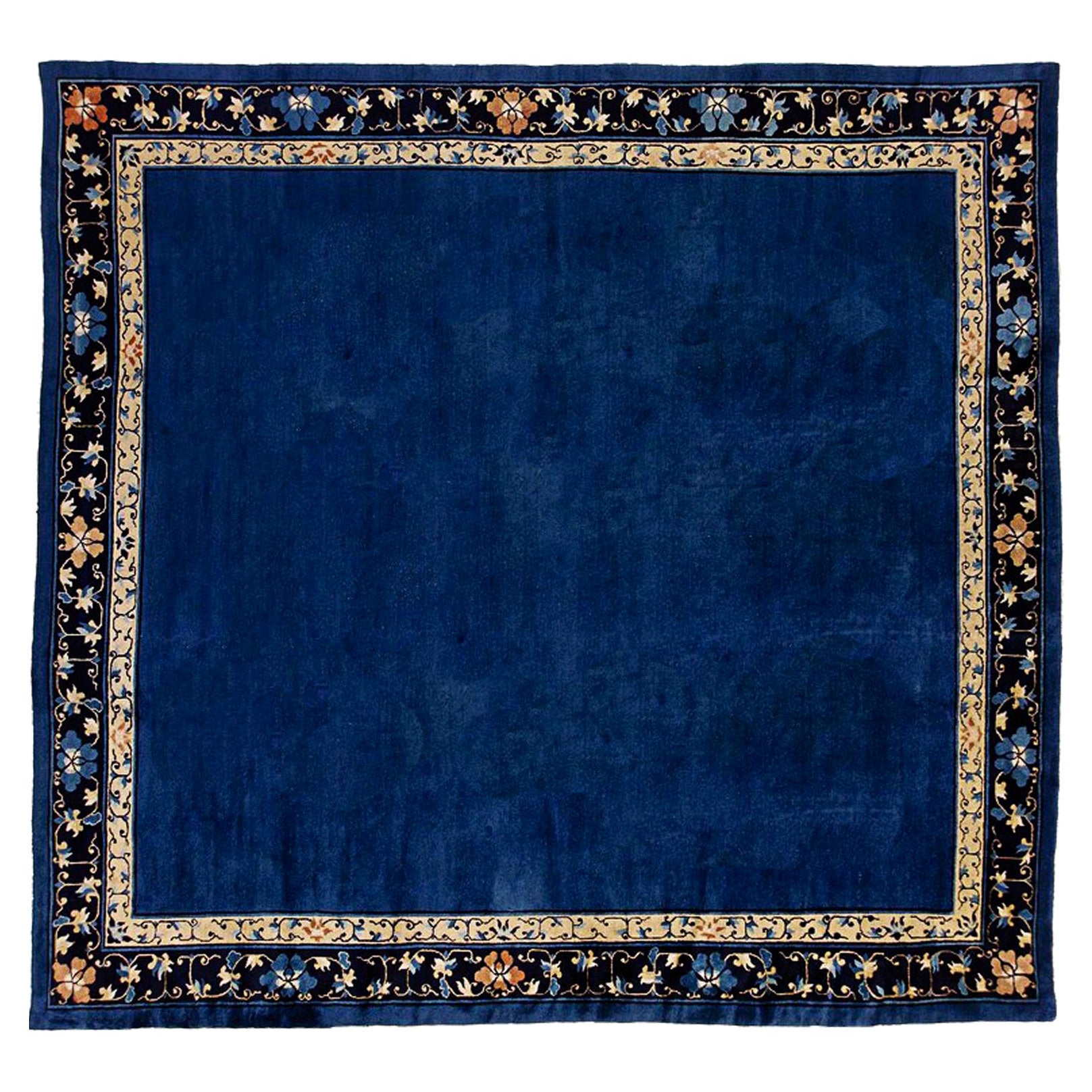 Tapis chinois pékinois du 20ème siècle en laine bleu avec bordure de fleurs, années 1920 en vente