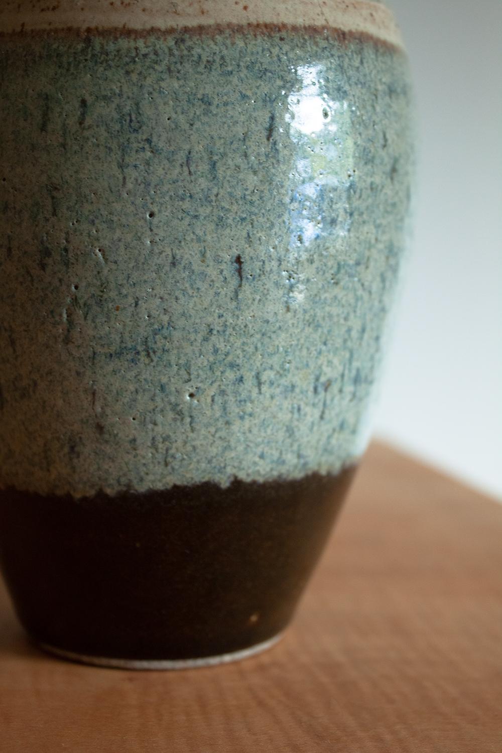 Fait main Vase provincial français en céramique bleue tourné à la main, 1960 en vente