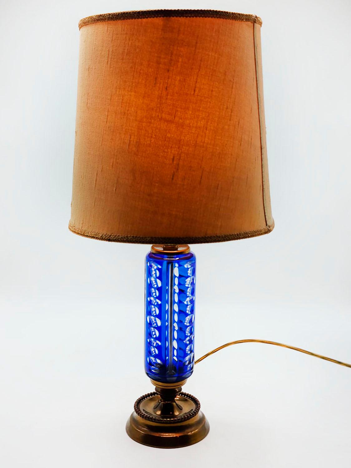 Tischlampe aus blauem und bronzefarbenem Glas aus dem 20. Jahrhundert

Unverwechselbare Art-Déco-Tischlampe aus geschliffenem Glas mit blauer Farbe und Bronzesockel, aus der Mitte des 20. Jahrhunderts, perfekt für die Dekoration in einem klassischen
