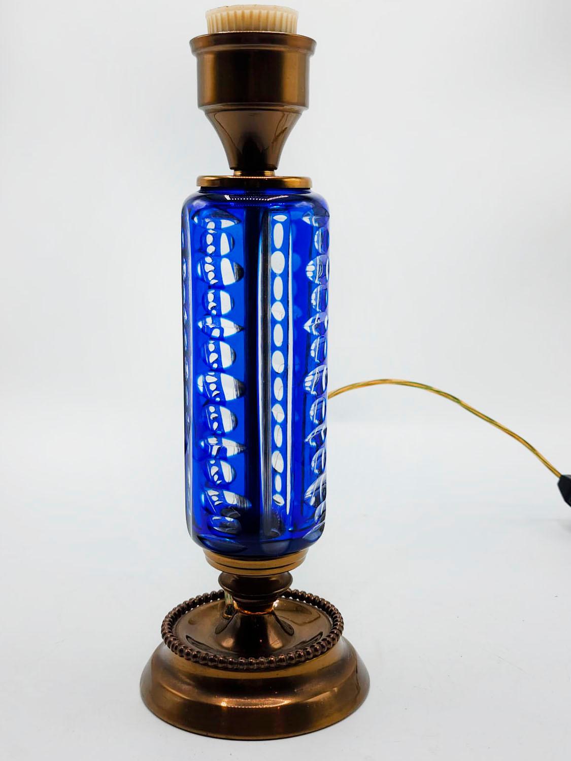 Art déco Lampe de table en verre taillé bleu et bronze du 20e siècle en vente