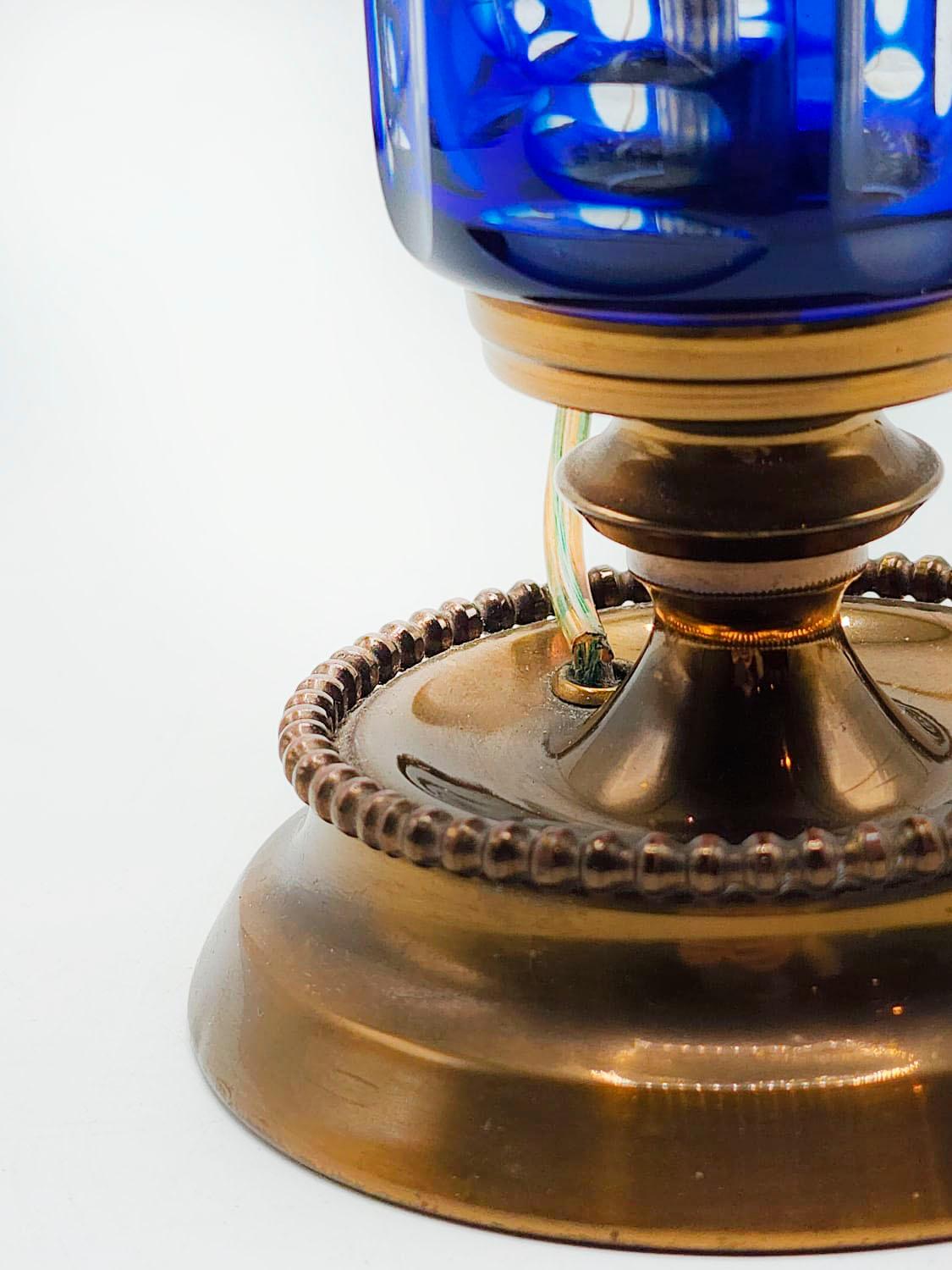 20th century blue and bronze cut glass table lamp In Good Condition For Sale In Autonomous City Buenos Aires, CABA