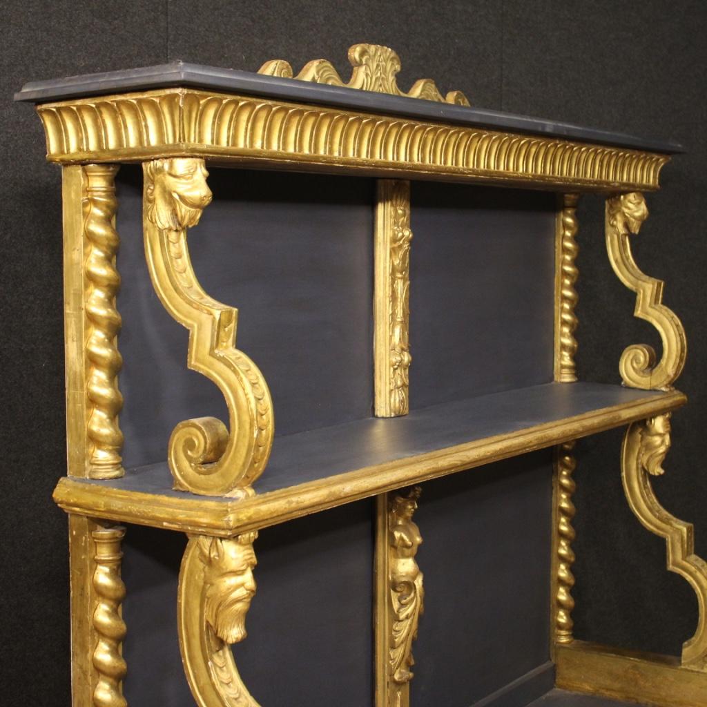 French étagère from the first half of the 20th century. Furniture with shelves in carved, gilded and painted wood of fabulous decor. Étagère equipped with two shelves plus a possible shelf at the top of the molding, of good service, ideal for
