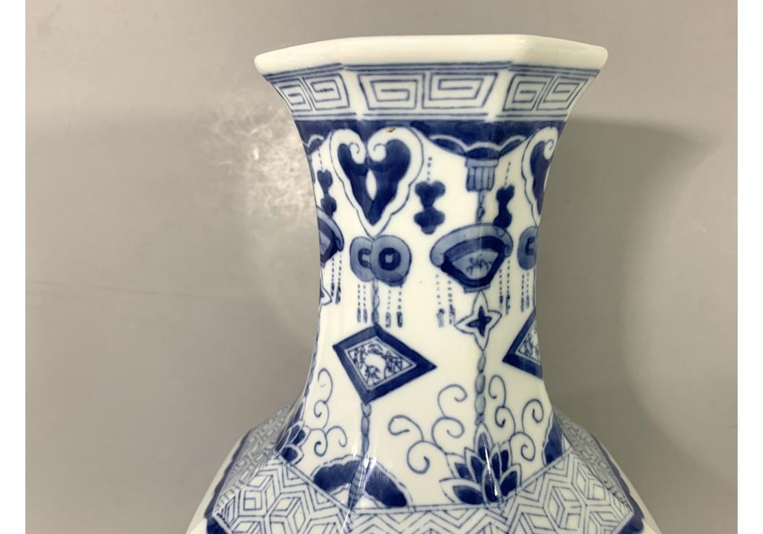 20th Century Blue And White Chinese Porcelain Vase For Sale 9