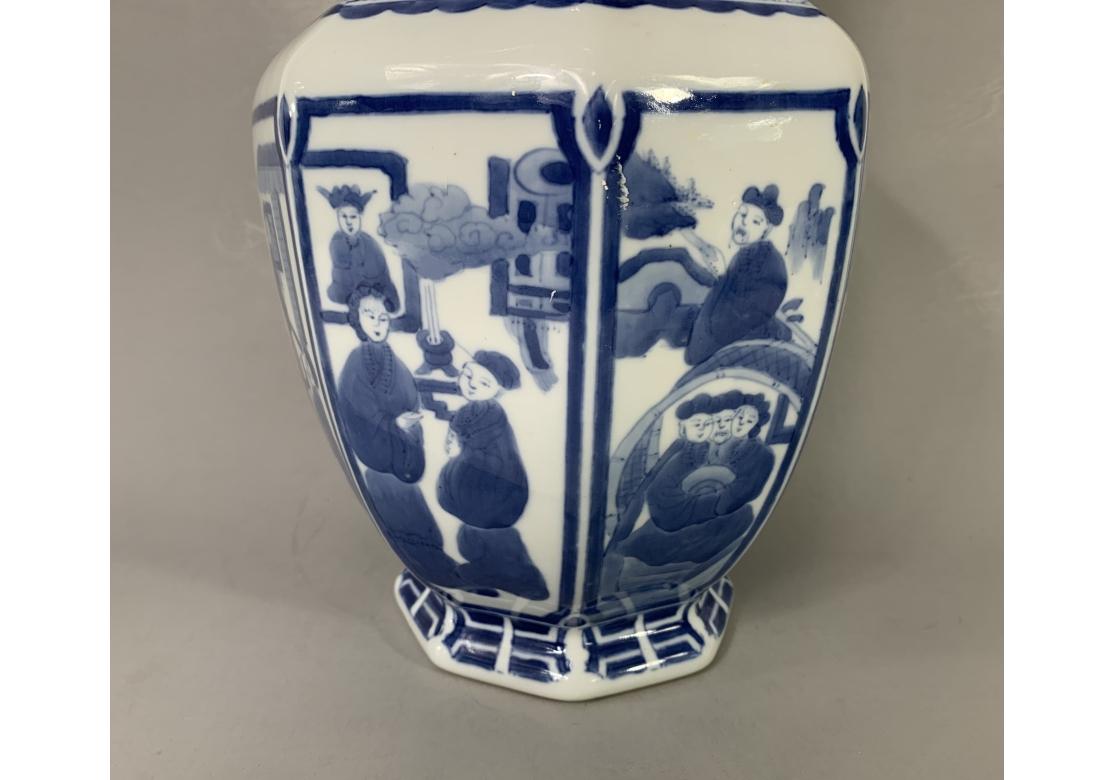 20th Century Blue And White Chinese Porcelain Vase In Good Condition For Sale In Bridgeport, CT