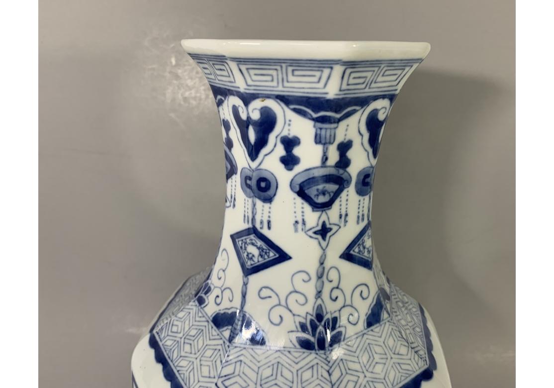 20th Century Blue And White Chinese Porcelain Vase For Sale 1
