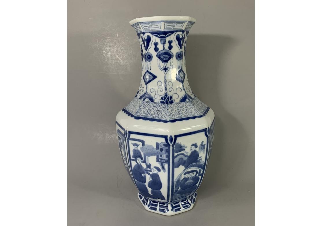 20th Century Blue And White Chinese Porcelain Vase For Sale 2