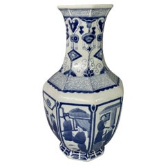 Vaso di porcellana cinese blu e bianco del XX secolo