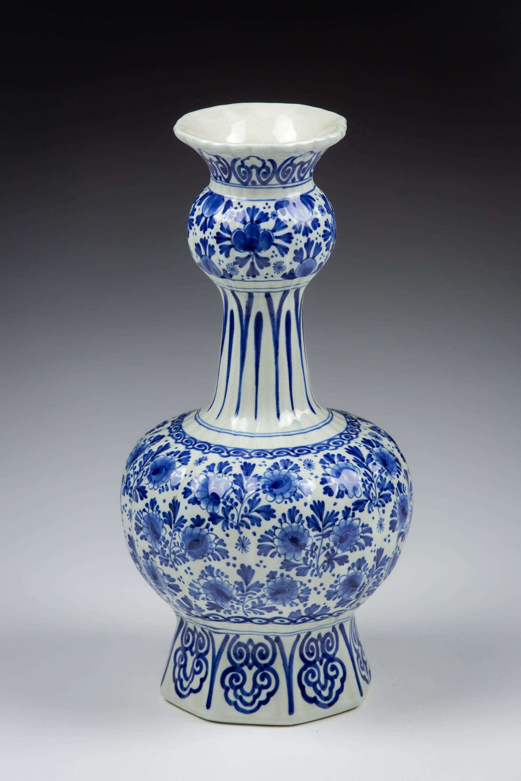 Niederländische Delft Blau und Weiß Knobbelvaas oder Doppelkürbis Vase.

Zwiebeliger Körper unter einem geknickten Hals.

Unterzeichnet und datiert.

CIRCA 1947