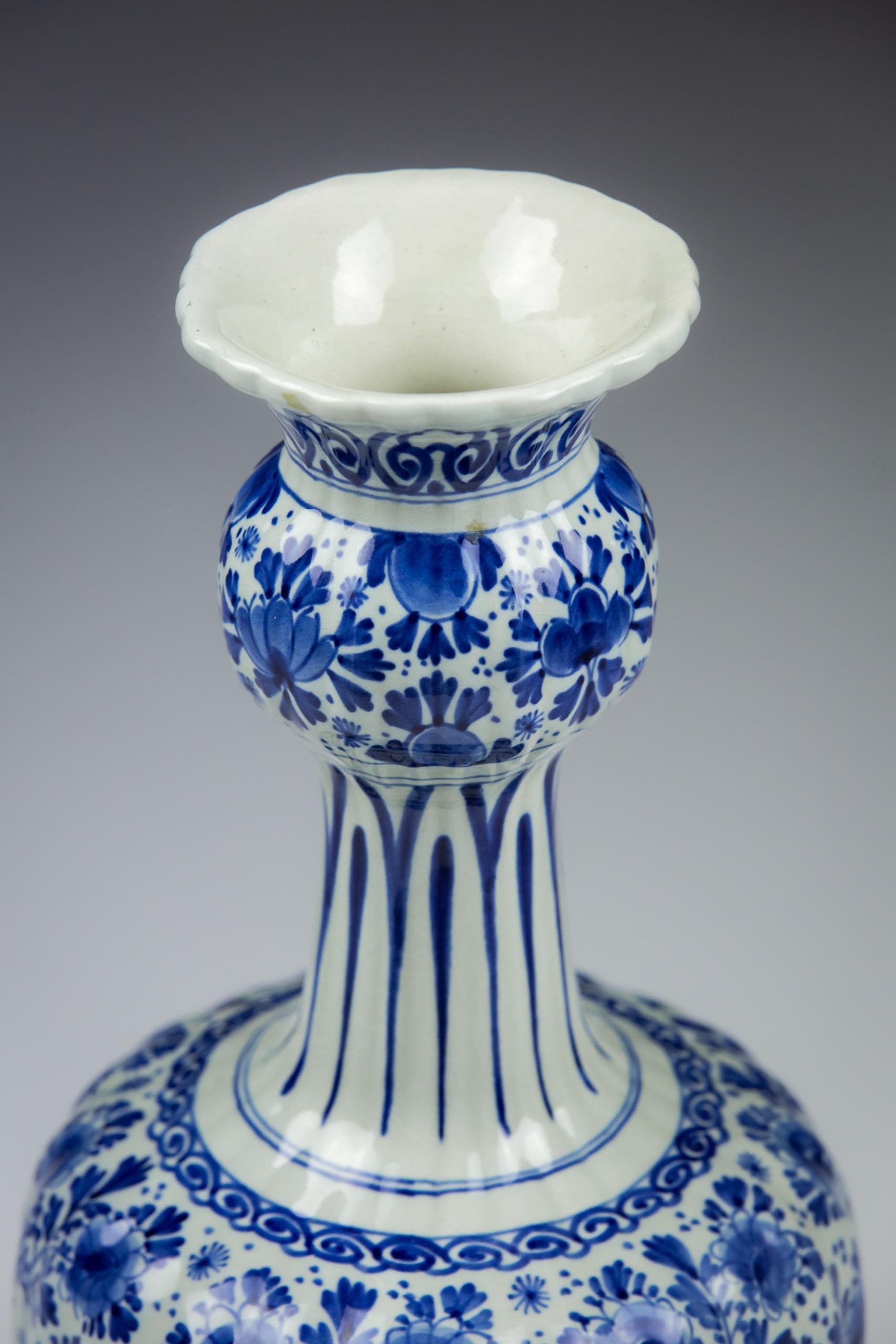 Blau-weiße Delft-Knopfvase oder Kürbisvase des 20. (Keramik) im Angebot