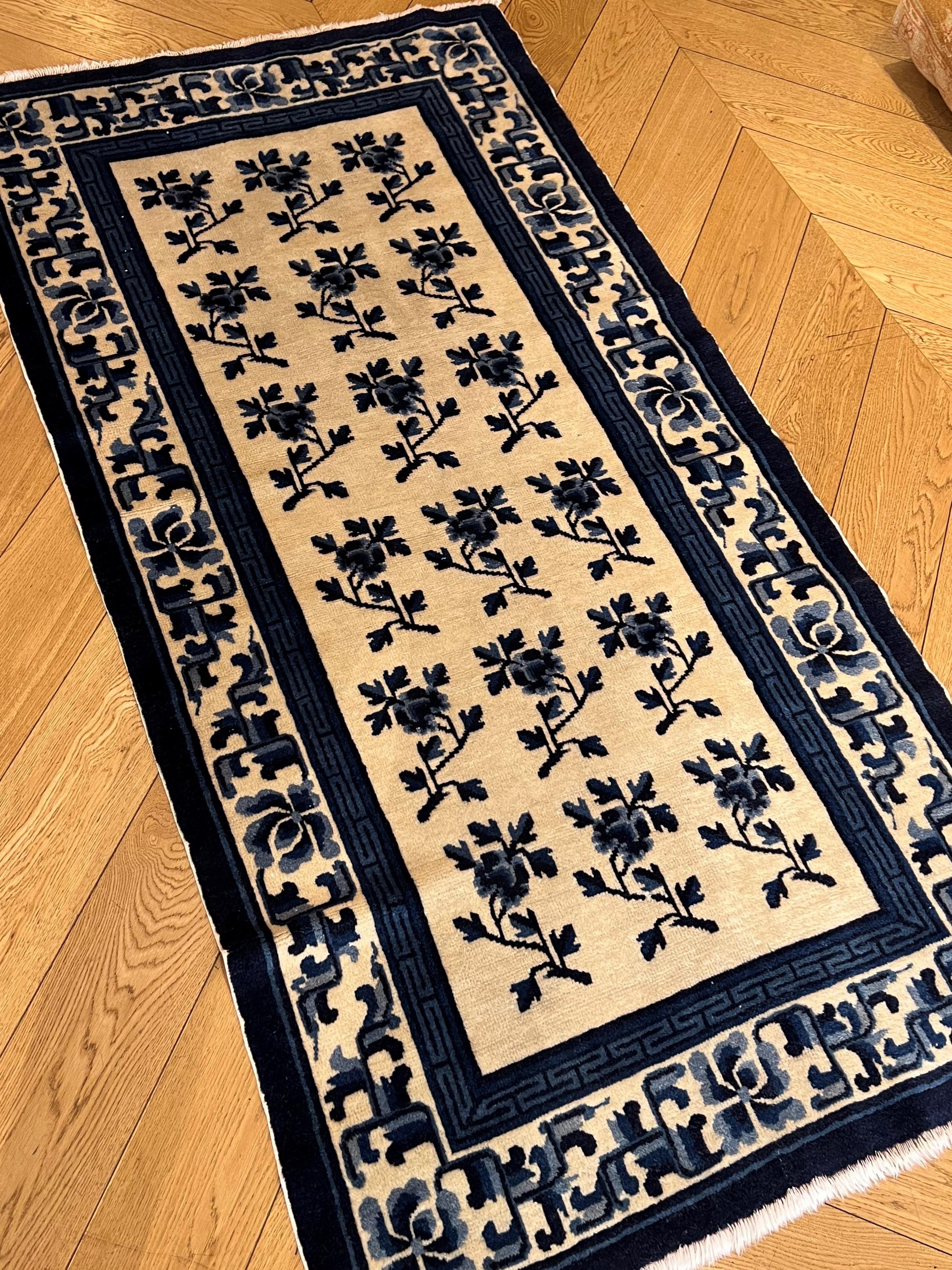 20th Century Blue and White Floreal Peking Chinese Handmade Rug, ca 1930 For Sale 3