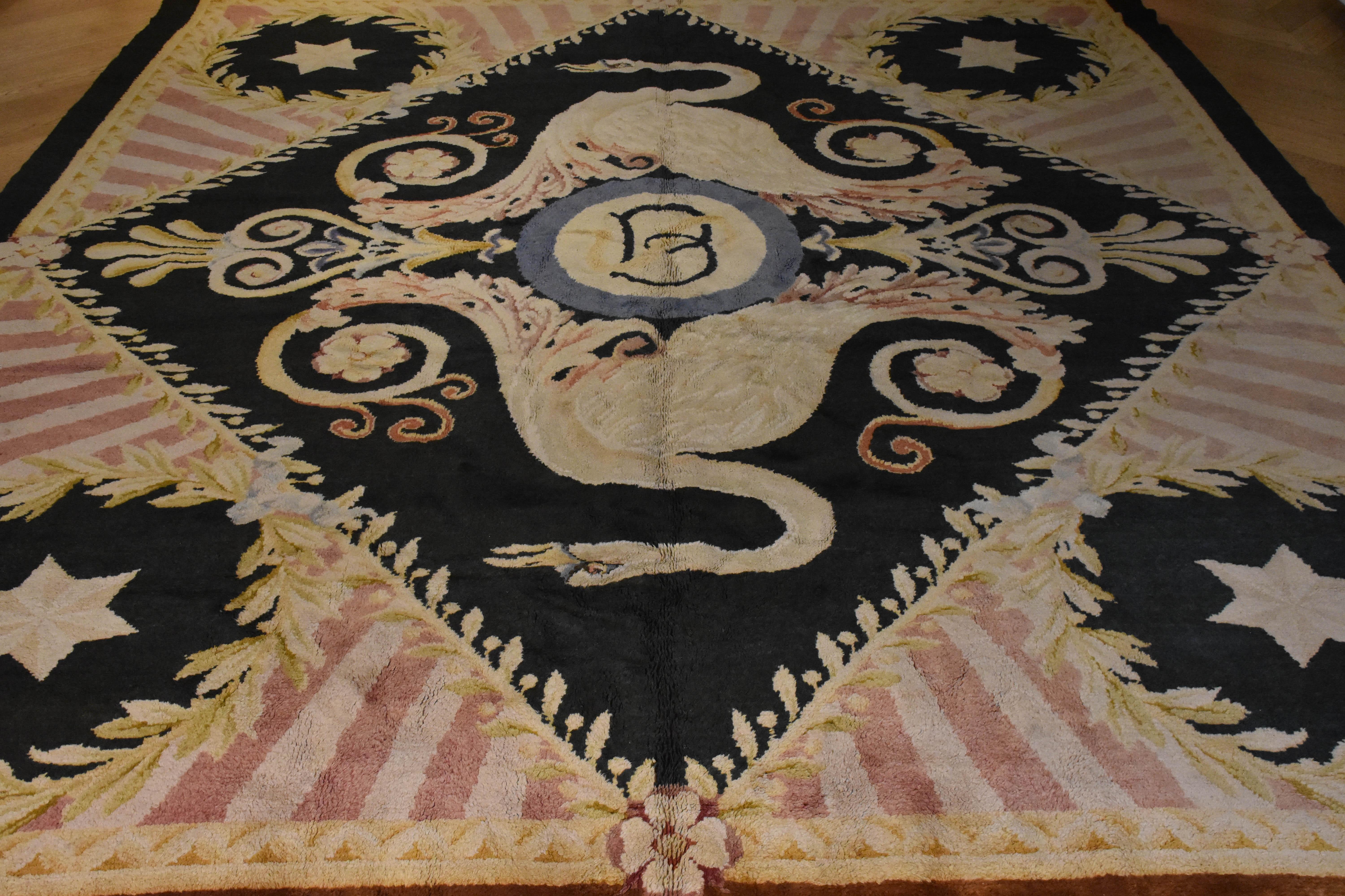 Important tapis produit dans la Real Manifattura de Madrid (Real Fabrica De Alfombras), provenant de la célèbre collection Toms.

Reginald Toms (1892-1978) a fait fortune dans le secteur de l'immobilier, d'abord à Londres, puis en Afrique du Sud.