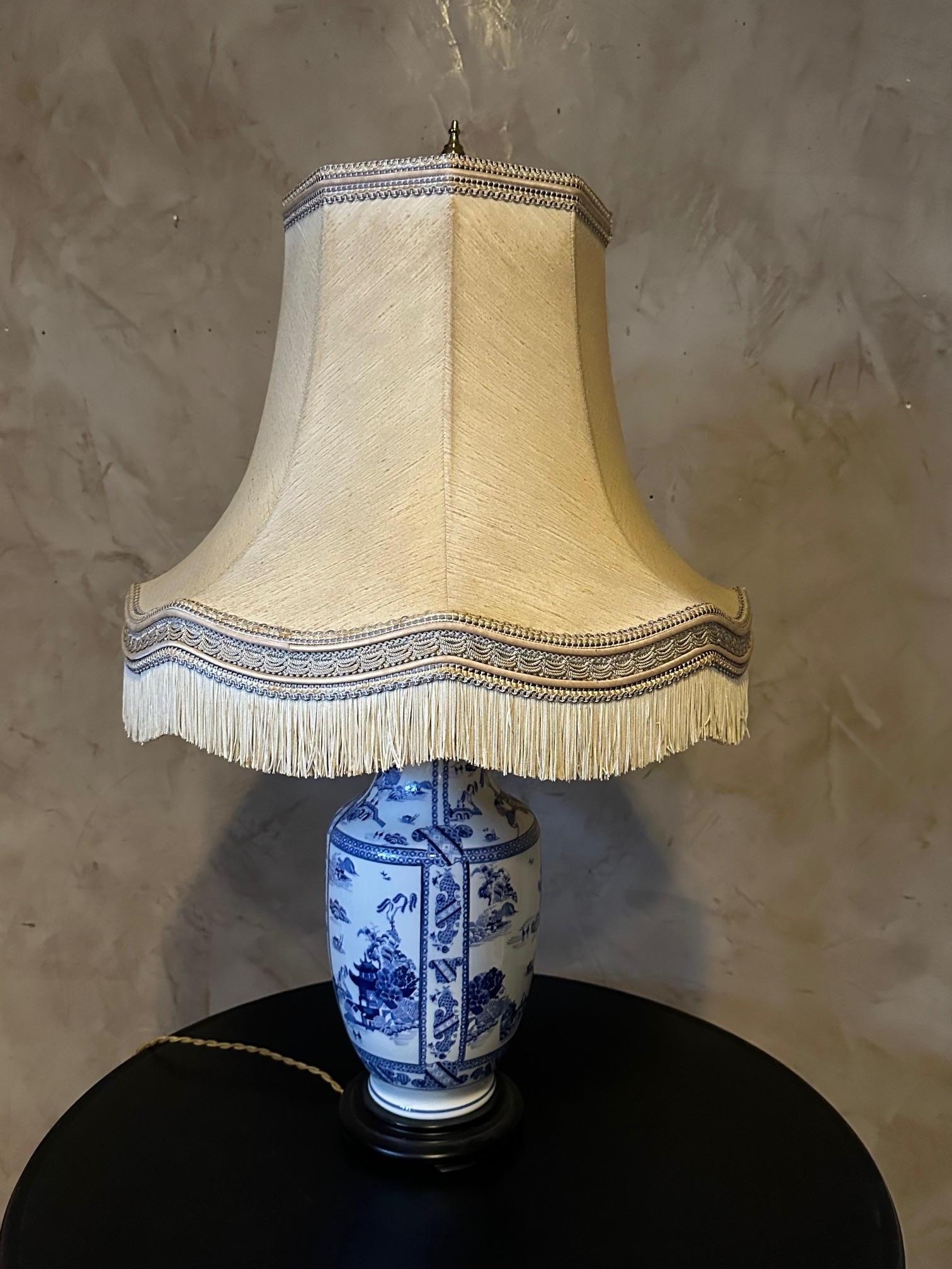 20th century Blue and White Porcelain Chinese Table Lamp, 1950s In Good Condition For Sale In LEGNY, FR