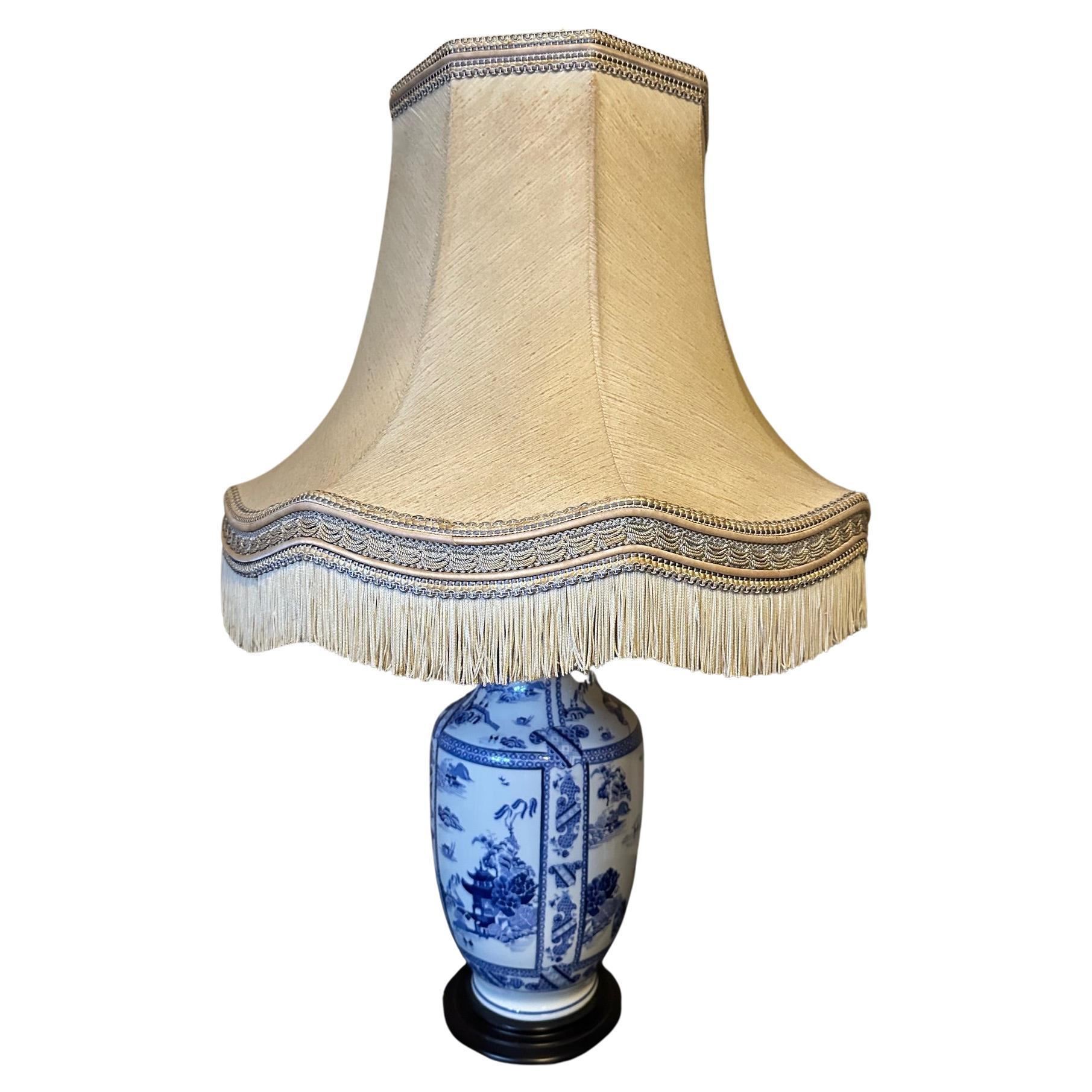 Lampe de table chinoise en porcelaine bleue et blanche du 20e siècle, années 1950