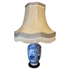 Lampe de table chinoise en porcelaine bleue et blanche du 20e siècle, années 1950