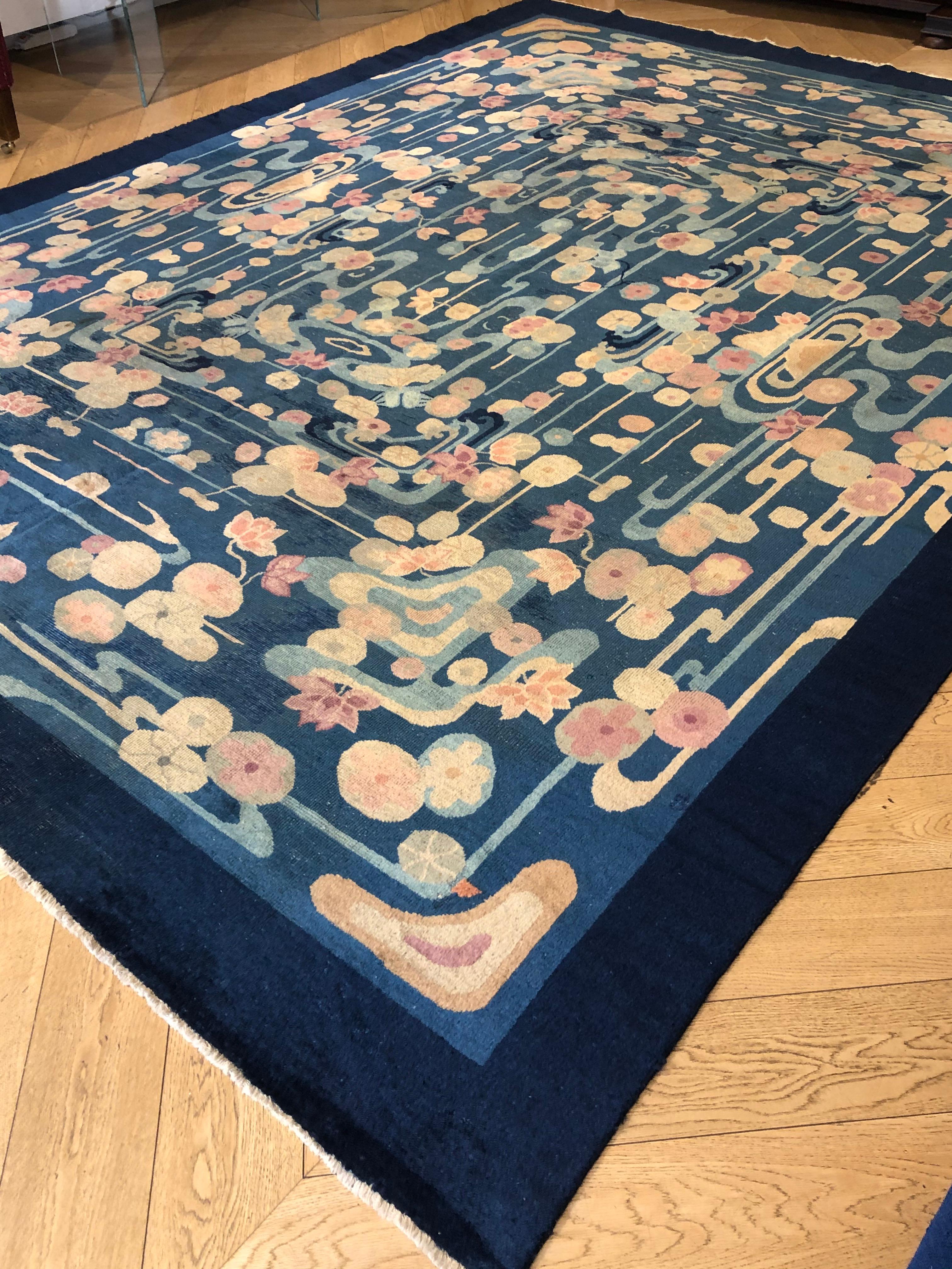 An important and rare example of a Chinese-made Art Deco Liberty carpet.
The decoration reproduces a pond full of water lilies and other aquatic flowers in a harmonious composition that develops symmetrically.
The flowers, like all the other