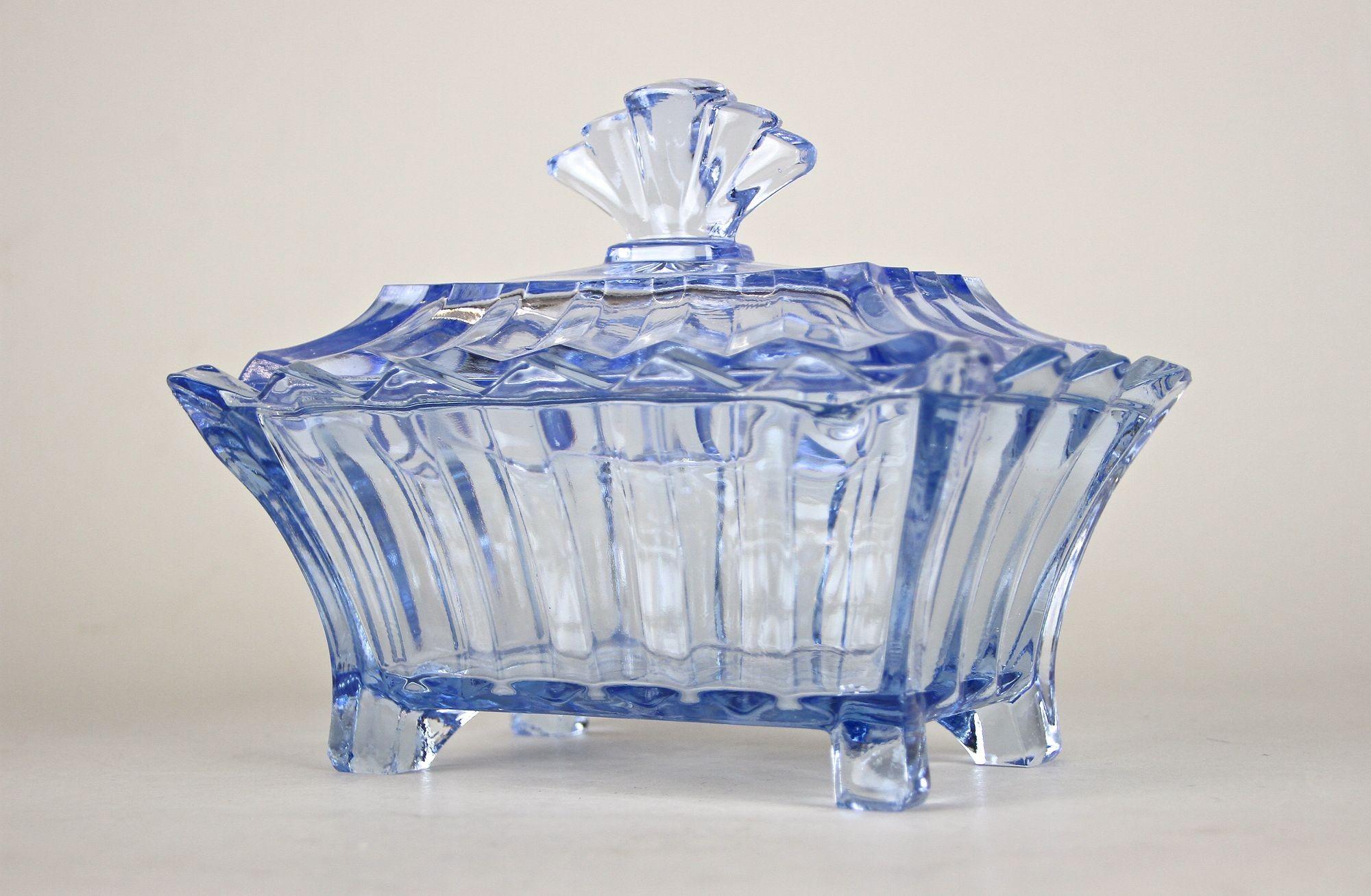 Caja de cristal Art Decó azul del siglo XX con tapa, Austria, hacia 1920 en venta 6