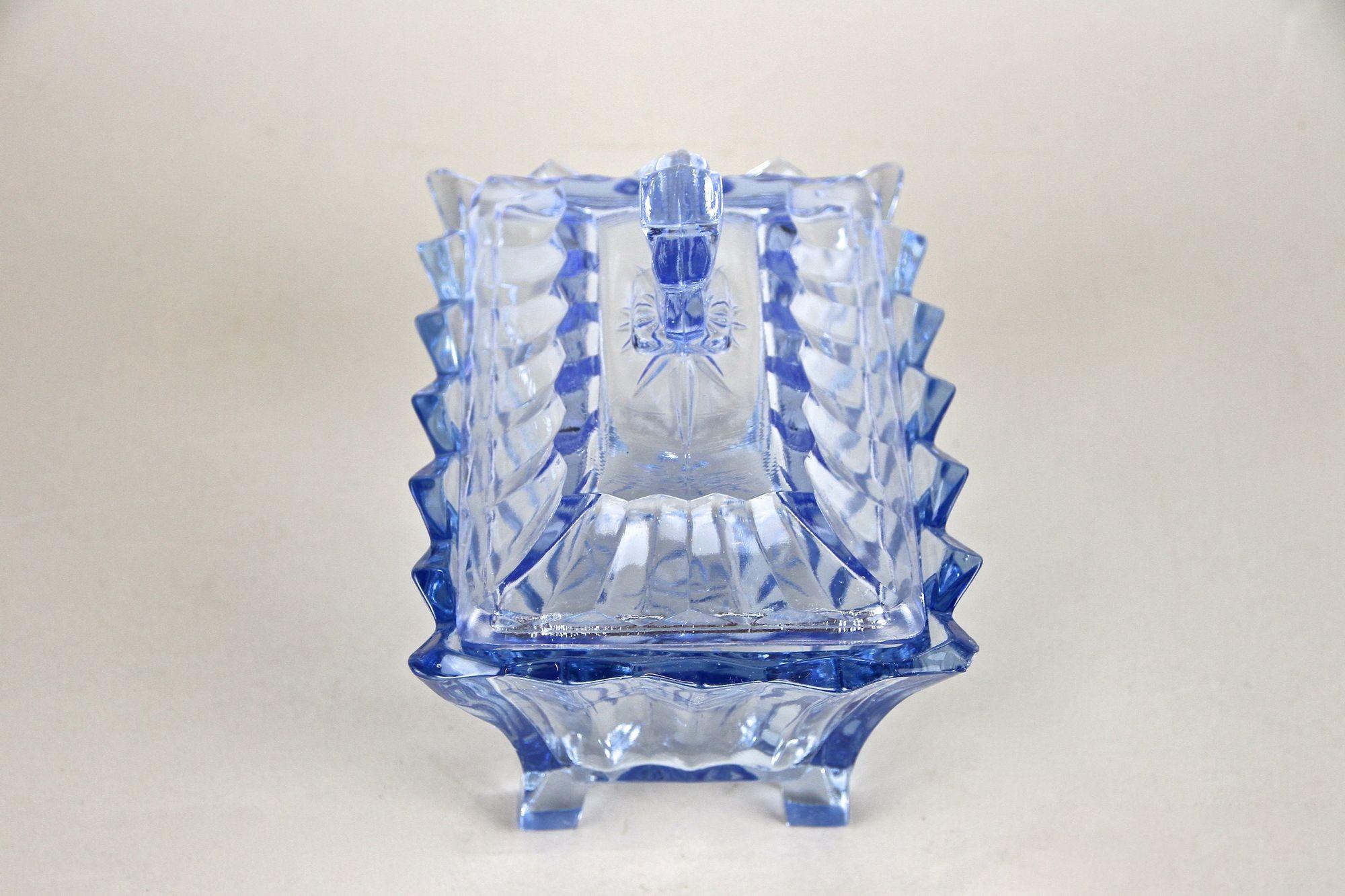 Caja de cristal Art Decó azul del siglo XX con tapa, Austria, hacia 1920 en venta 7