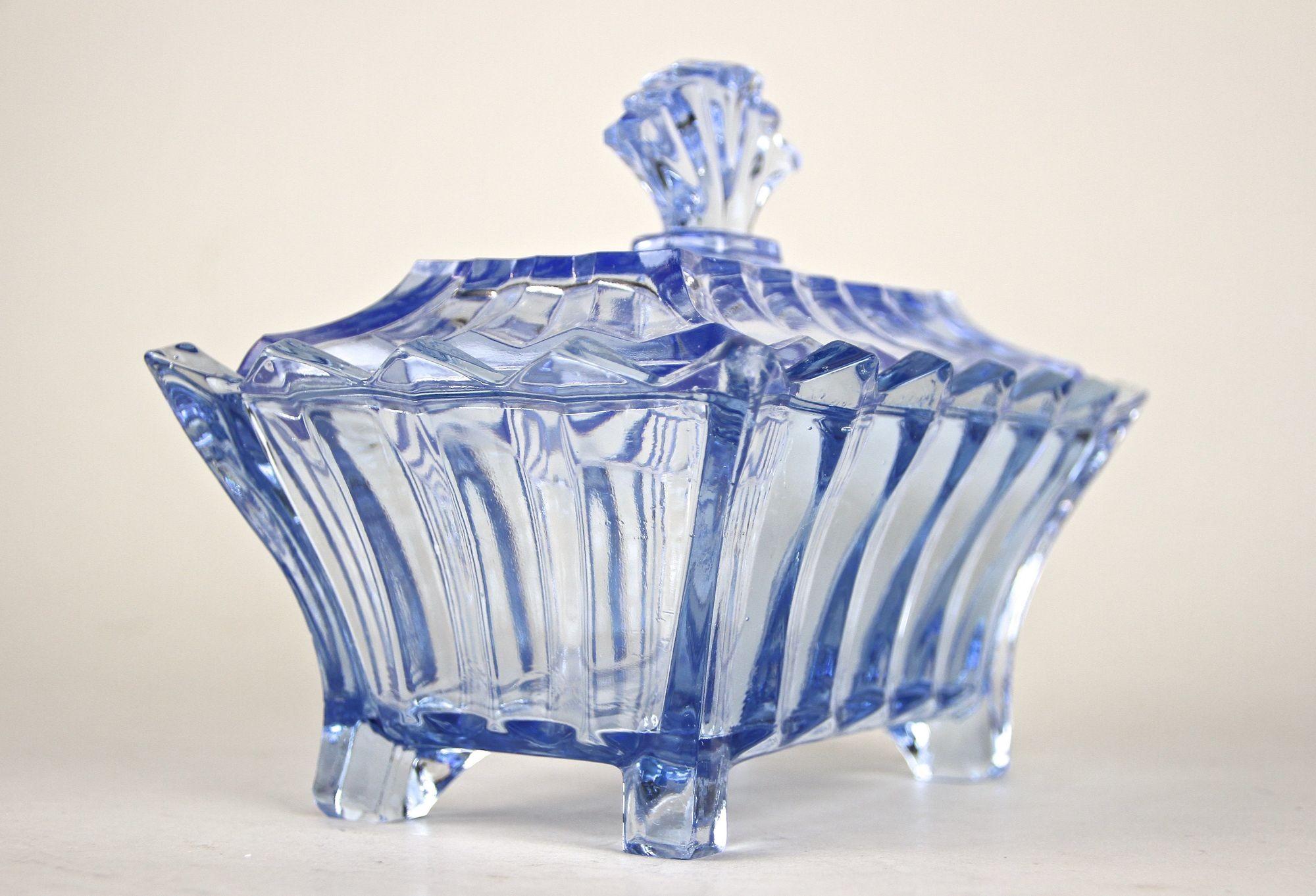 Caja de cristal Art Decó azul del siglo XX con tapa, Austria, hacia 1920 en venta 9
